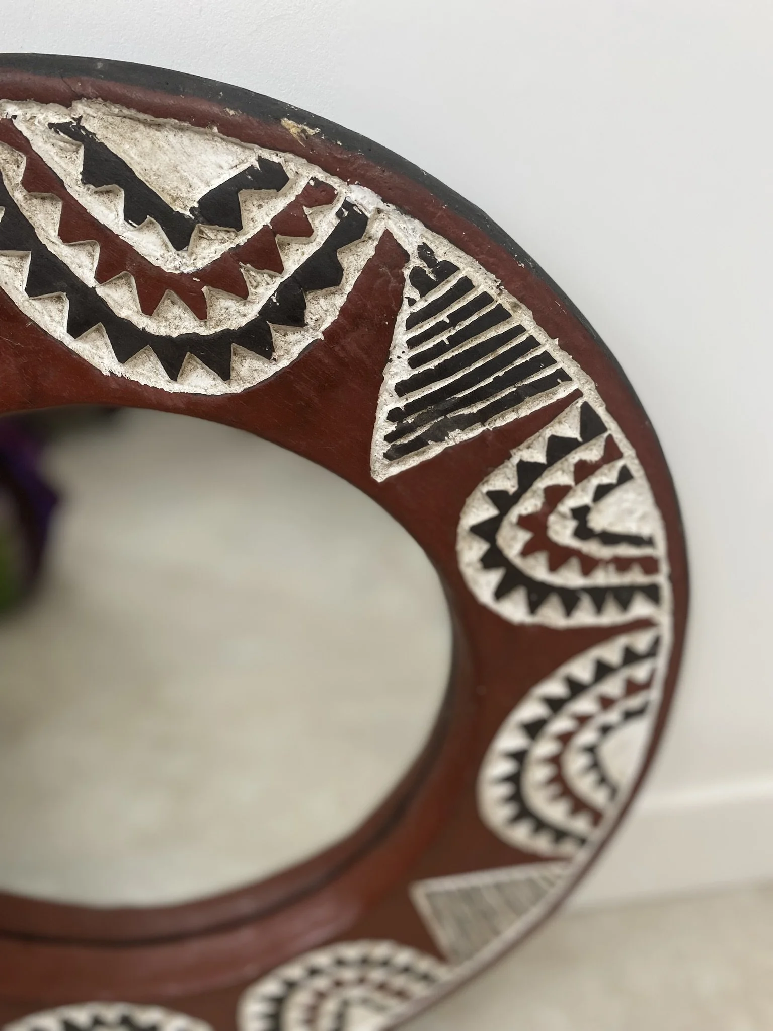 Les Couleurs du Paon - Découvrez le miroir Sira (109€). Une pièce unique en bois massif sculpté d’un seul bloc. Teinte Rouge Latérite aux pigments naturels. Série limitée. Livraison sécurisée.