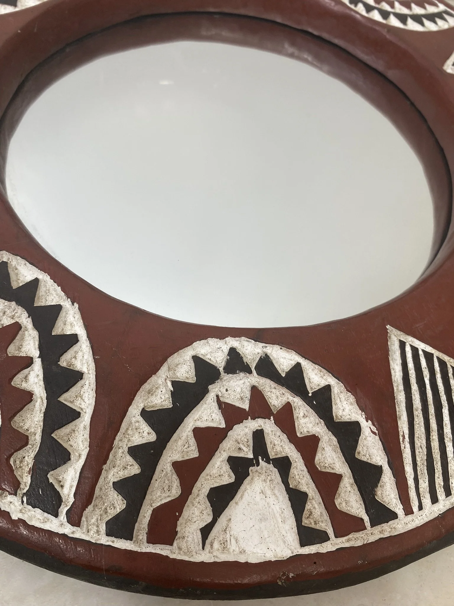 Les Couleurs du Paon - Découvrez le miroir Sira (109€). Une pièce unique en bois massif sculpté d’un seul bloc. Teinte Rouge Latérite aux pigments naturels. Série limitée. Livraison sécurisée.