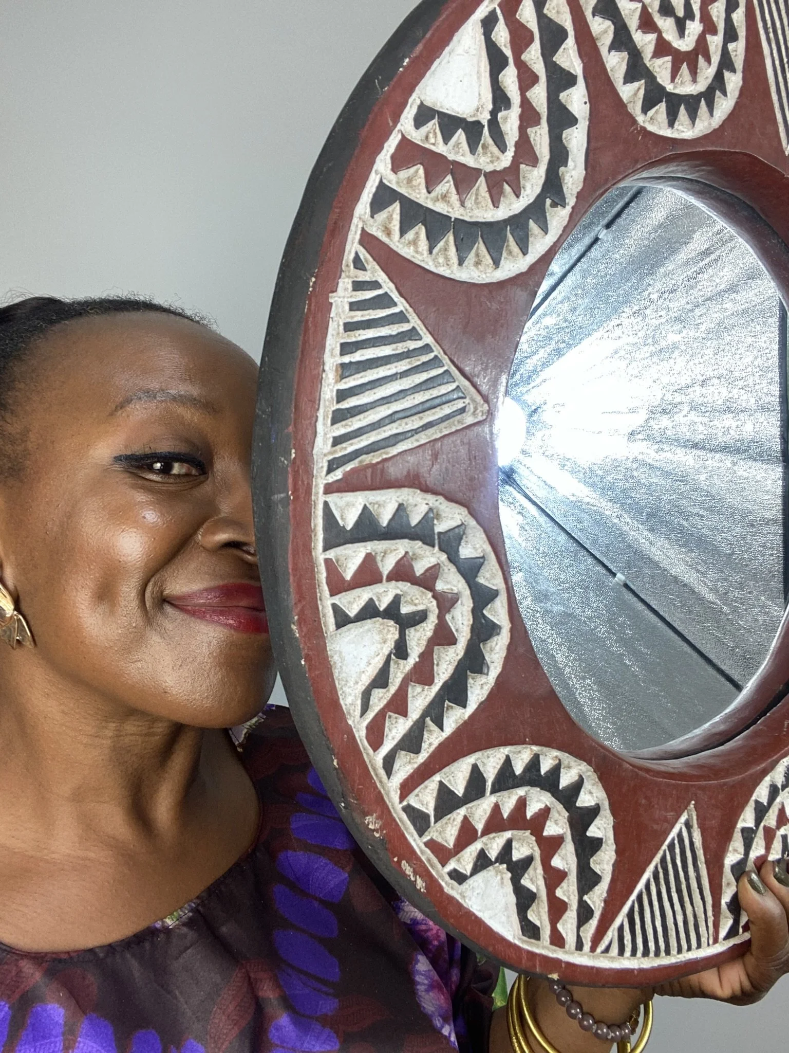 Les Couleurs du Paon - Découvrez le miroir Sira (109€). Une pièce unique en bois massif sculpté d’un seul bloc. Teinte Rouge Latérite aux pigments naturels. Série limitée. Livraison sécurisée.