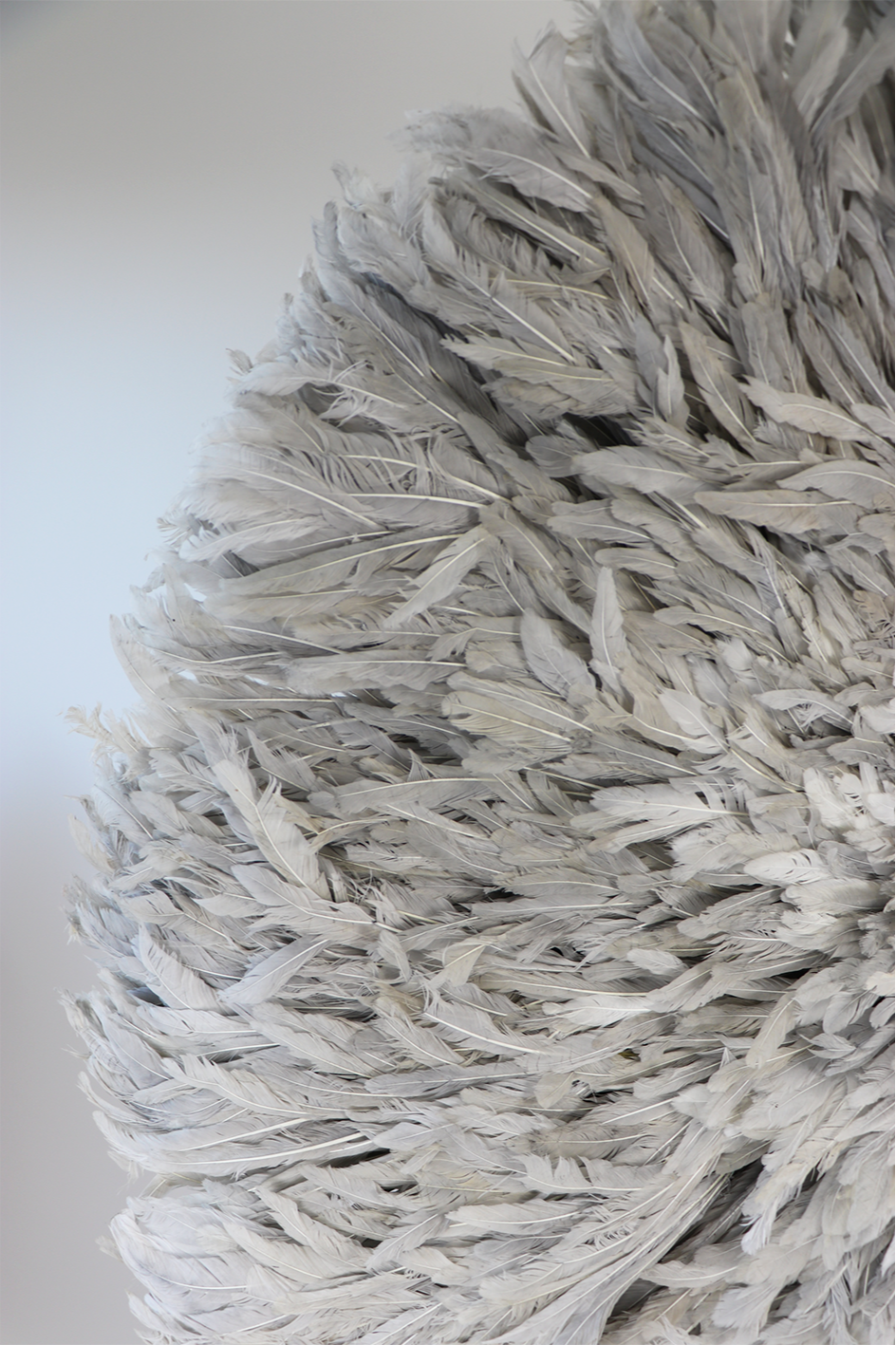 uju Hat gris KENTA 90cm décoration murale artisanale Cameroun 100% plumes naturelles