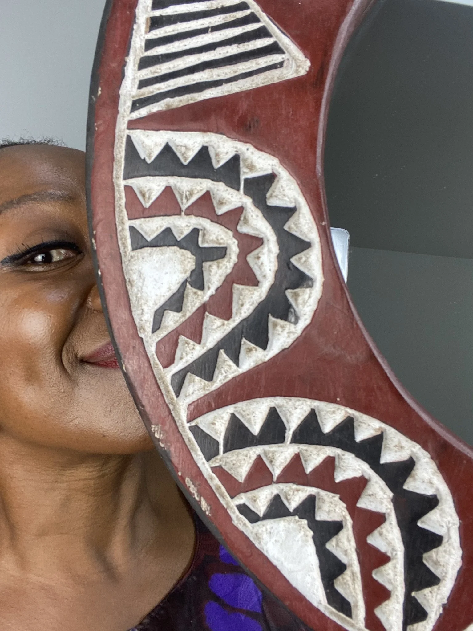 Les Couleurs du Paon - Découvrez le miroir Sira (109€). Une pièce unique en bois massif sculpté d’un seul bloc. Teinte Rouge Latérite aux pigments naturels. Série limitée. Livraison sécurisée.