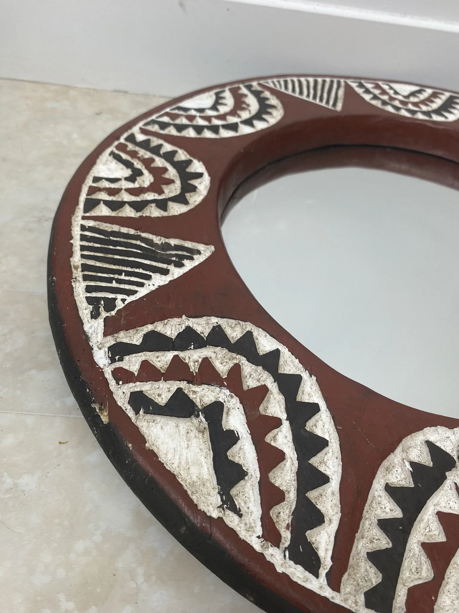 Les Couleurs du Paon - Découvrez le miroir Sira (109€). Une pièce unique en bois massif sculpté d’un seul bloc. Teinte Rouge Latérite aux pigments naturels. Série limitée. Livraison sécurisée.