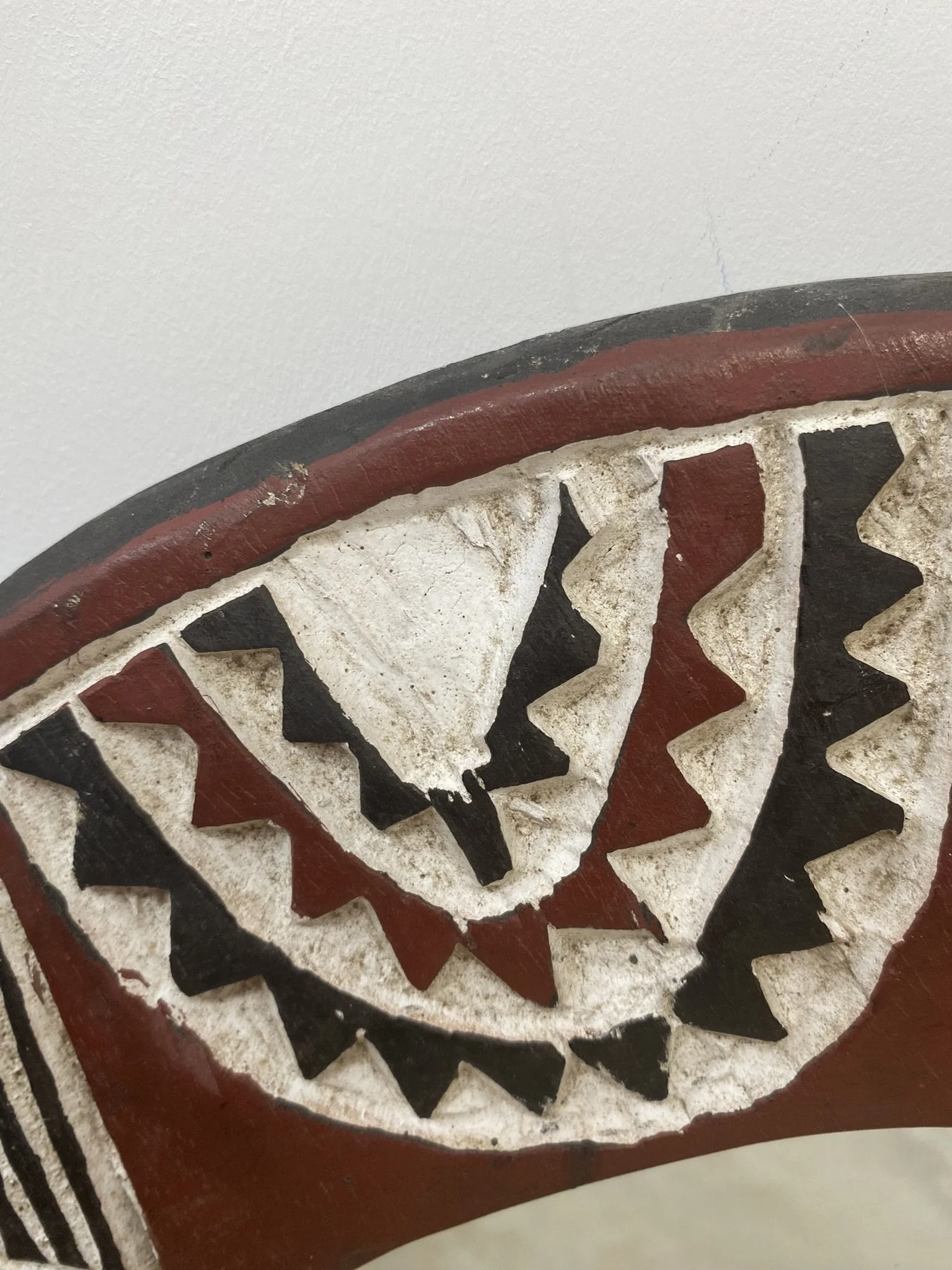 Les Couleurs du Paon - Découvrez le miroir Sira (109€). Une pièce unique en bois massif sculpté d’un seul bloc. Teinte Rouge Latérite aux pigments naturels. Série limitée. Livraison sécurisée.