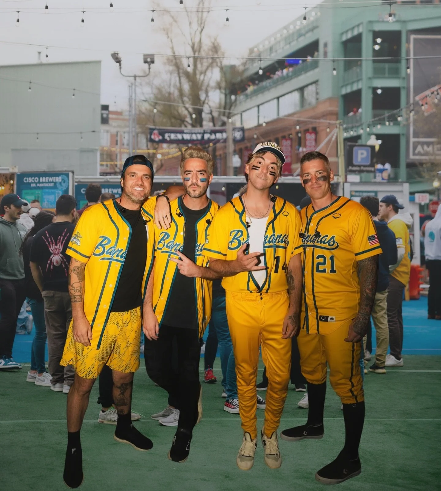 🚨BOSTON! Today&rsquo;s the day, All Time Low is performing at Cisco Fenway! Here&rsquo;s everything you NEED to know:

🚫NO lining up before 12pm
🍻Doors open at 4pm
🎸ATL live at 5pm
👜 Bag checks at the door 
‼️NO RE-ENTRY
🪪21+ only (during perfo