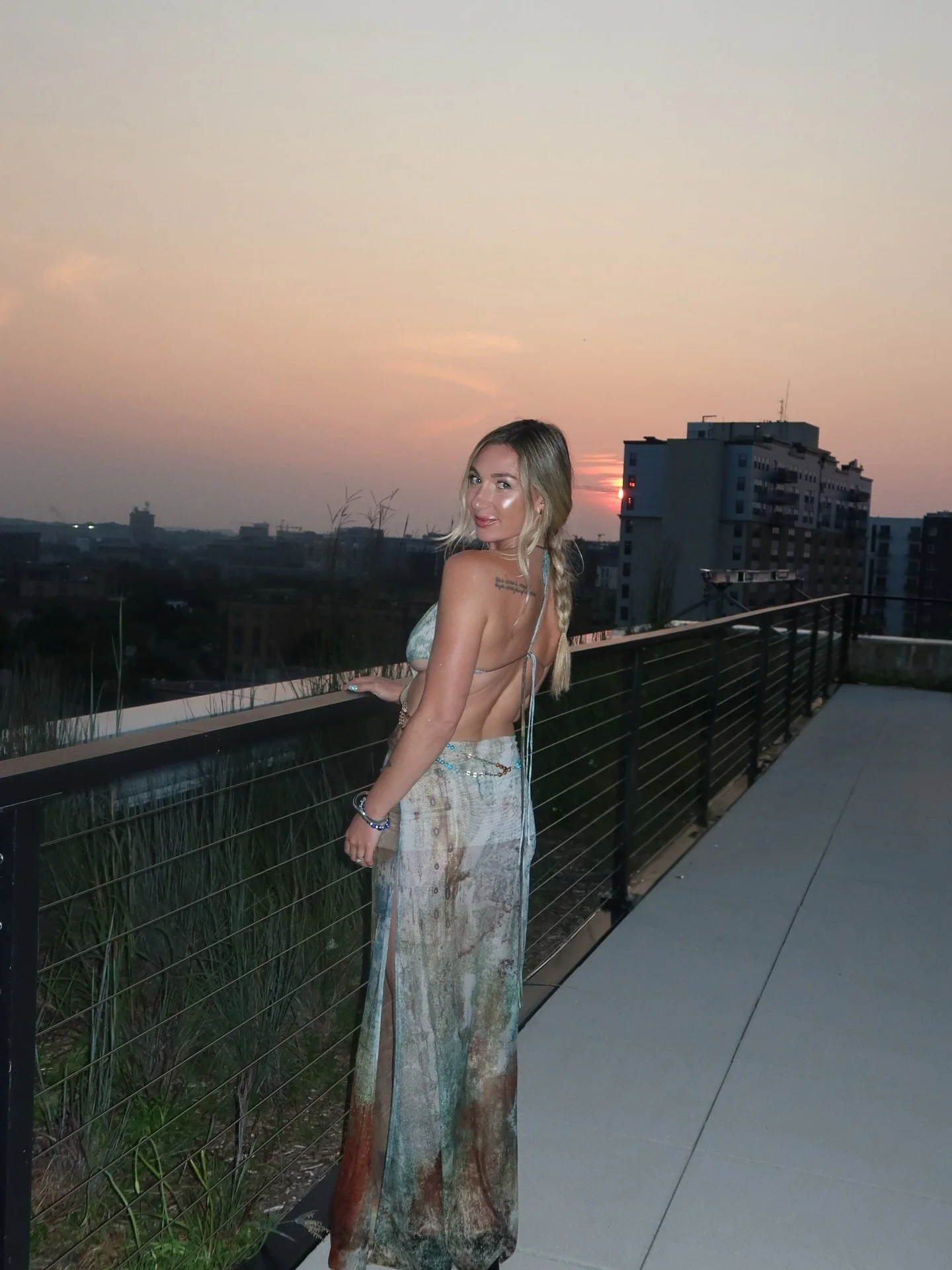 sunlit talks &amp; starlit toasts 🌙🧚🏼&zwj;♂️🐚🧜🏼&zwj;♀️🫧
Forever treasuring this weekend 🤍 @sophiekaylynn