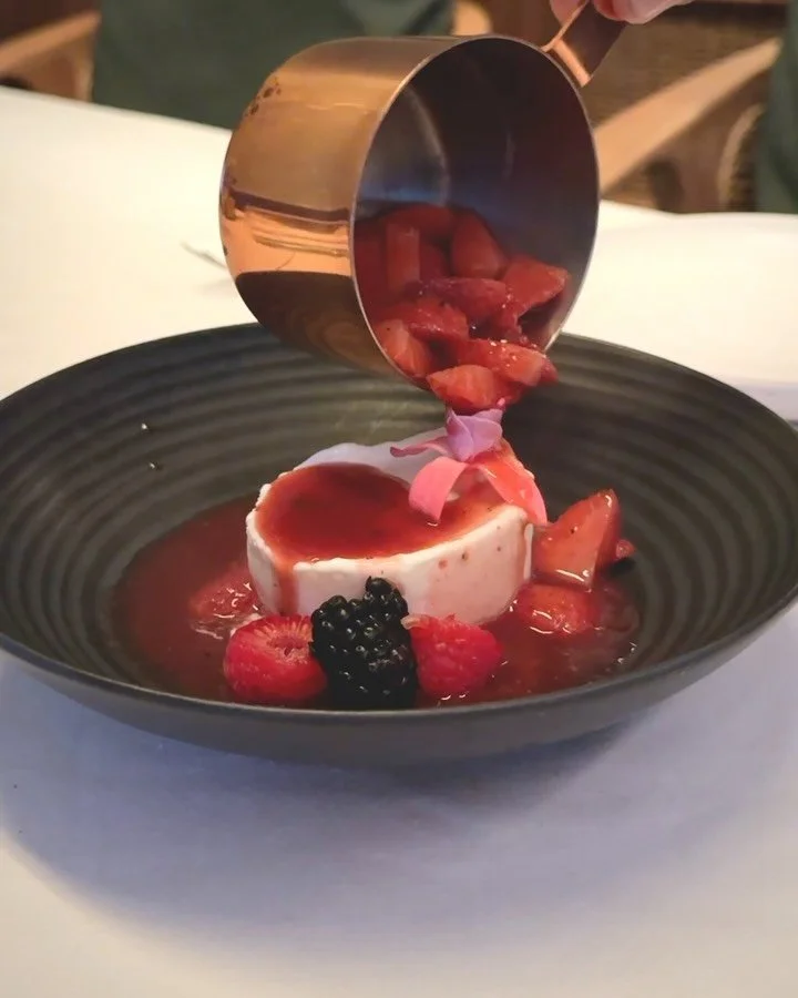 Fresas a la pimienta: un postre que sorprende desde el primer bocado.
Dulzura, frescura y ese toque especiado que lo hace inolvidable.

Ven a probarlo y deja que el final sea tan especial como toda la experiencia. 🍓✨

#eltrujal #restauranteespa&ntil