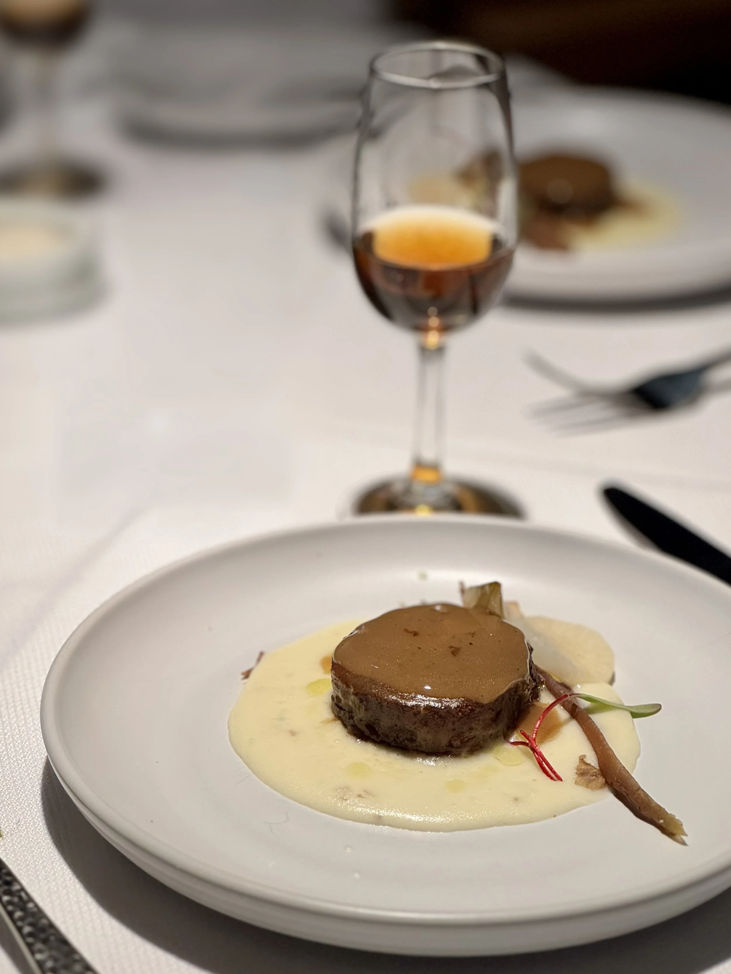 Una copa servida con venencia.
El sonido de la guitarra flamenca.
Y una mesa llena de sabores del sur de Espa&ntilde;a.

As&iacute; se vivir&aacute; la noche del 15 de mayo en El Trujal.

Cena maridaje con vinos de Jerez de Bodegas Dios Baco, flamenc