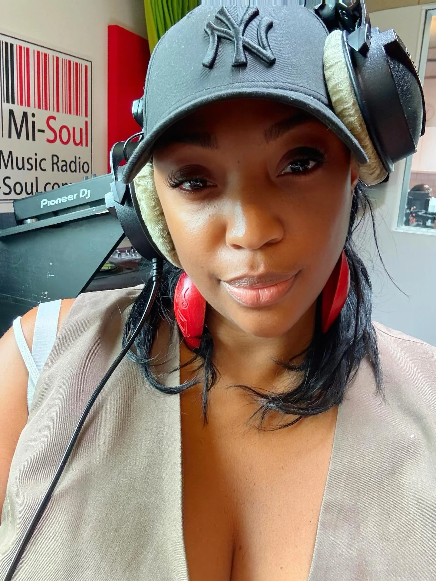 I Had a fantastic time co-hosting and being interviewed by the fantastic @wesker.lindsay on @misoulradio this afternoon. What a blast! π₯ I enjoyed having my A to Z, favourite R&B and Soul tunes played today and hope to be back soon.
Thank you