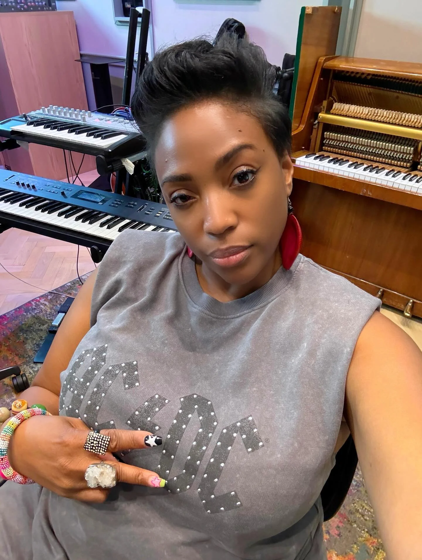 STUDIO DIARIES: Working on some more music @peermusic @richmondsoundstudios with @davidmrakpor π₯π₯. Look forward to sharing a new single with you all very soon.
@eastsidemusicpublishing @12oneent with @paulkennedy12one
#newmusic #top10