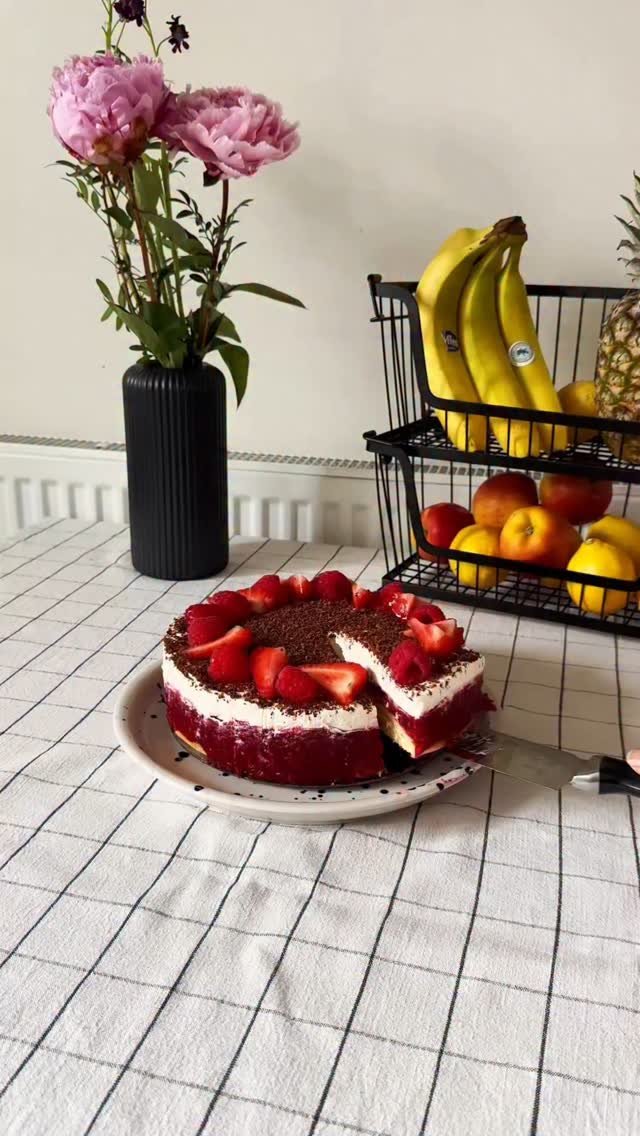 Przepis krok po kroku na ciasto z malinami i kremem 👇🏼
BISZKOPT
3 jajka
80 g cukru
60 g mąki pszennej
20 g skrobi ziemniaczanej
1. Oddziel białka od żółtek.
2. Zacznij ubijać białka.
3. Dodawaj cukier partiami, po jednej łyżce, cały cza