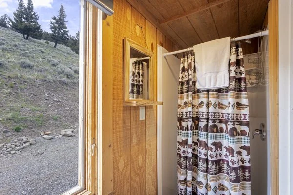 yellowstone-mountain-cabins-interiors-web-5-2.jpg