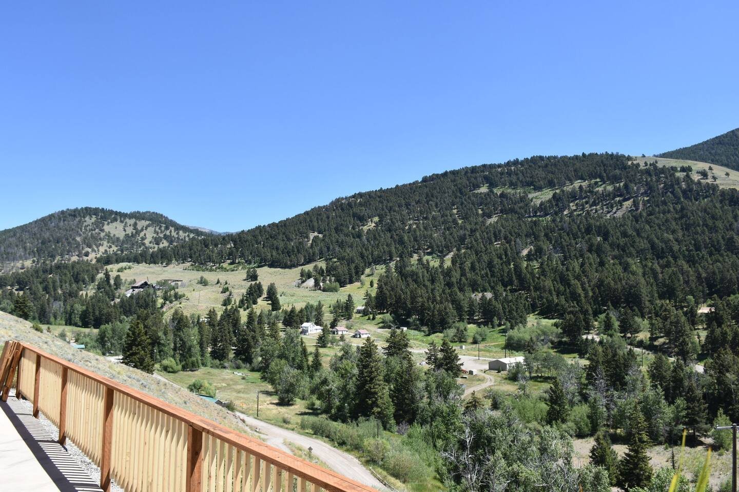 yellowstone-mountain-cabins-01-view.jpeg