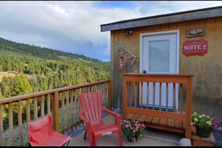 yellowstone-mountain-cabins-02-13.jpeg