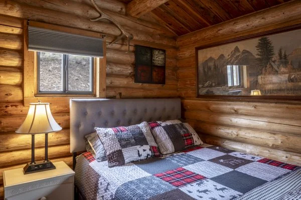 yellowstone-mountain-cabins-interiors-web-41.jpg