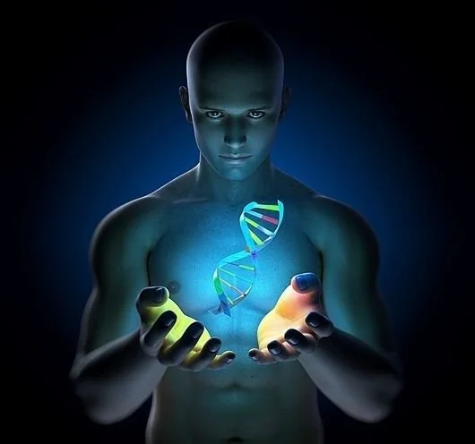 Uomo illuminato che tiene una doppia elica del DNA fluttuante tra le mani.