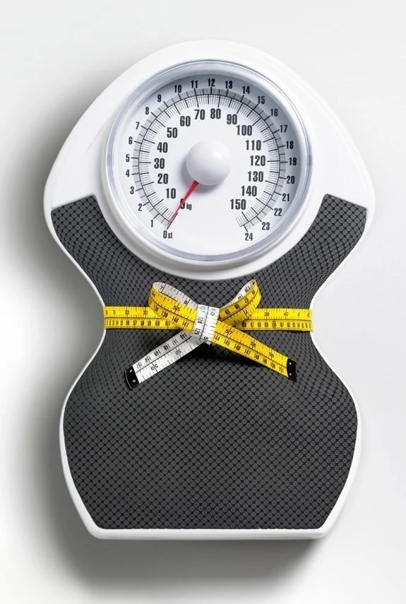 Bilancia rotonda con metro a nastro legato a fiocco