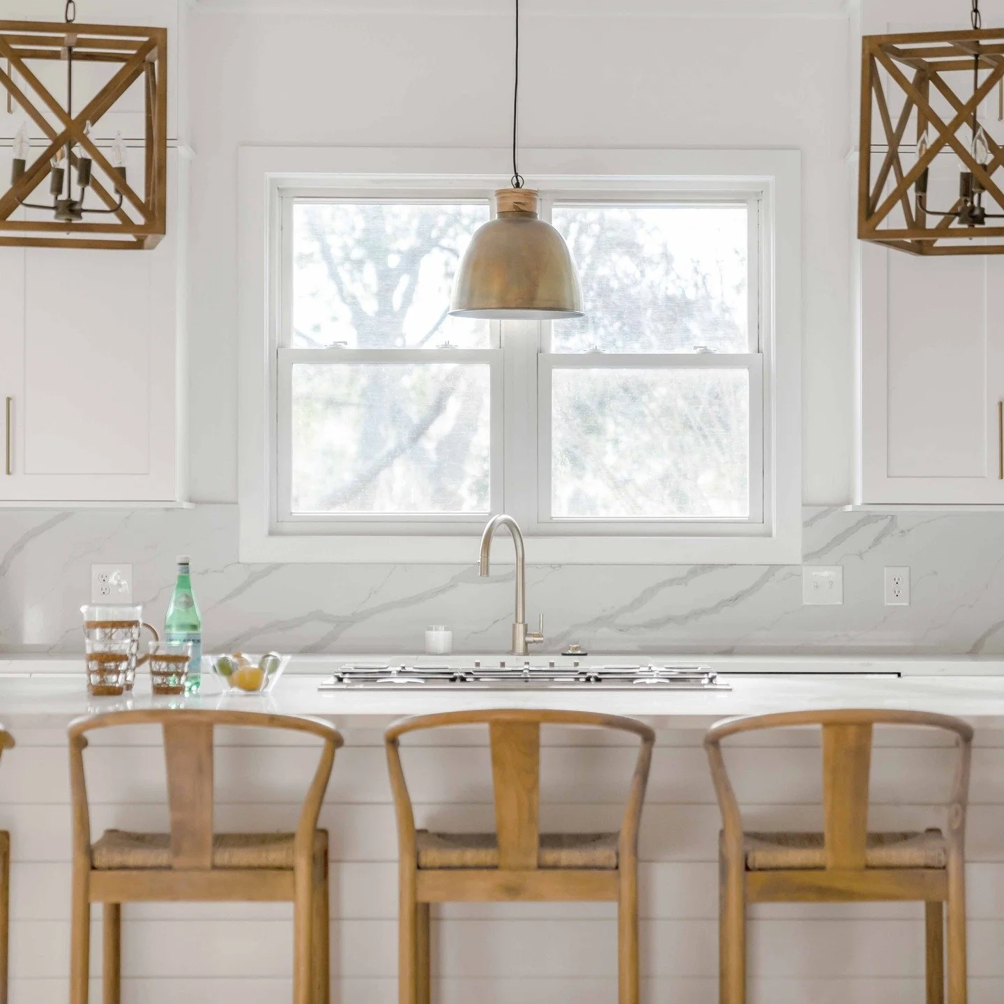 The oversized island of our dreams &mdash; complete with gas cooktop and pendant lighting. A true centerpiece for the home.

Designs by @acldesignsllc 
Photos by @nickcannphoto 

#MandWProjects #CharlestonBuilder #CharlestonCustomHomes #LuxuryKitchen