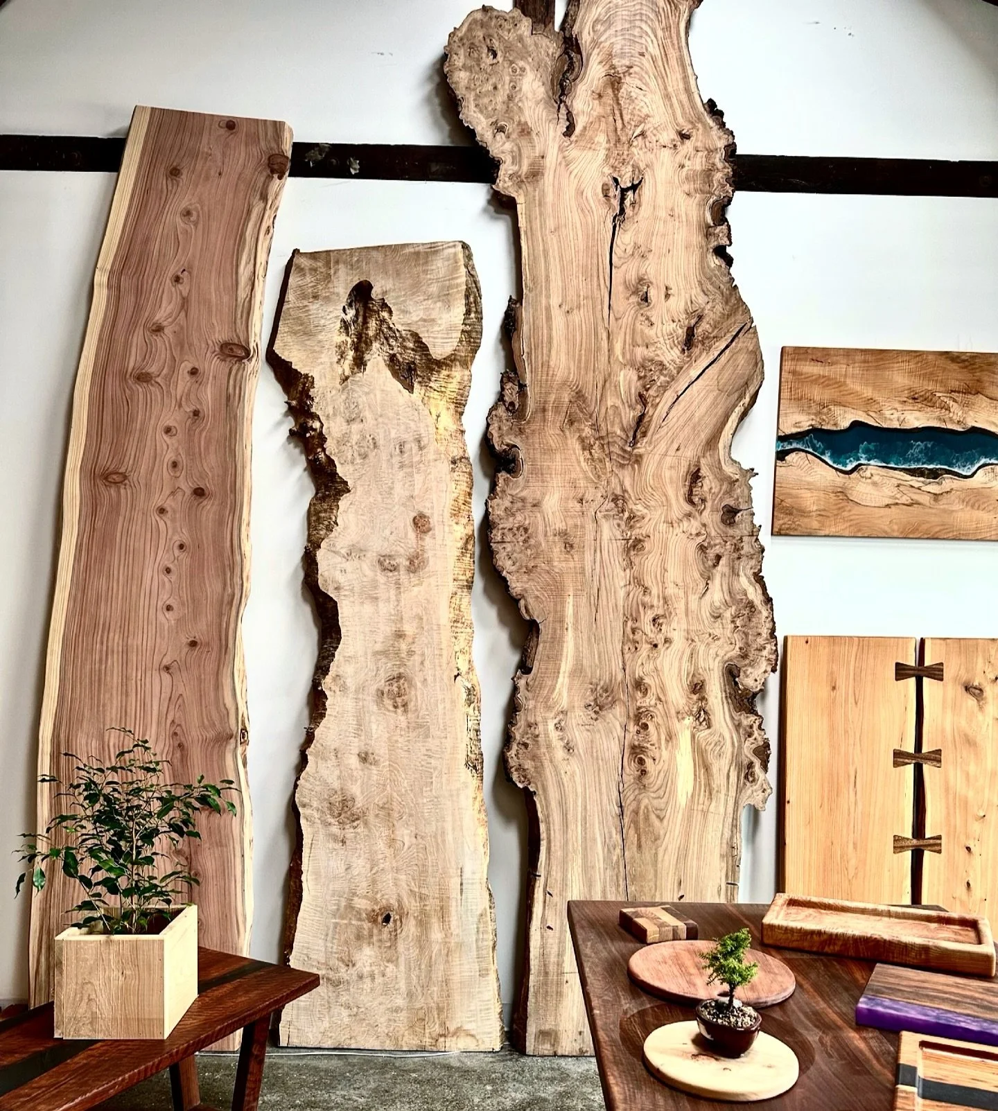 Resonate Woodworks is offering wood engravings on purchased pieces or pieces brought in during the Warehouse Walk! 

There may even be engraving during the open house for people to view! 

Come find out! @resonate_woodworks 

#WarehouseDistrict #Ware