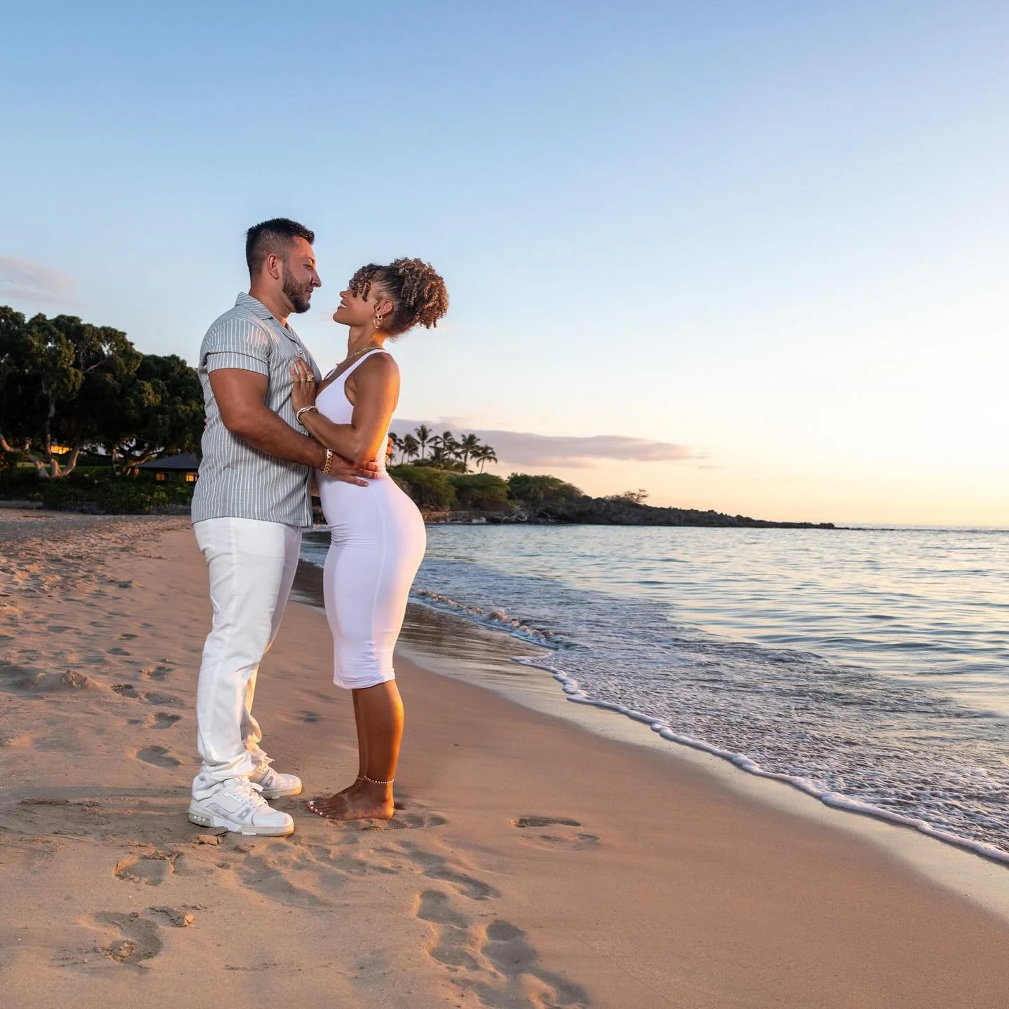 Golden hour magic at Mauna Kea 🌅✨
This sunset family session captured the warmth of connection and the glow of a perfect Hawaiian evening. At VIP Lifestyle Portraits, we create timeless images for families who value authenticity, intimacy, and effor