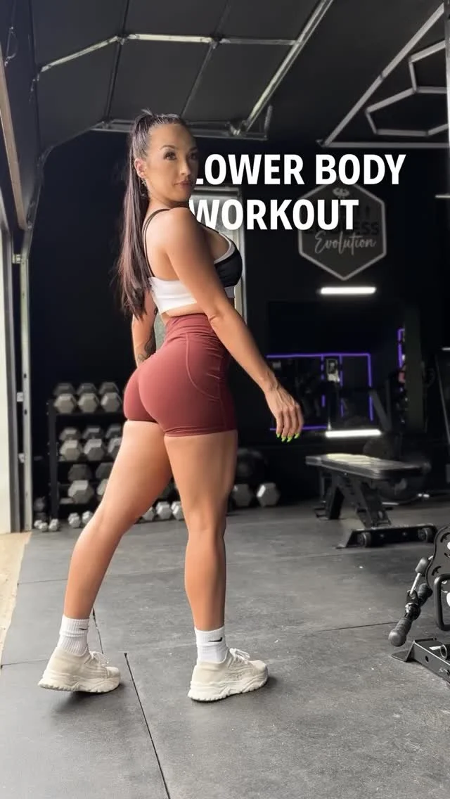 We’re gettin’ down on the PEACH farm today baby - check this lower body burner ⬇️
• Bench step ups = explosive strength
• Curtsy lunges = glute med activation
• Kickbacks = glute isolation
• Hamstring curls = posterio