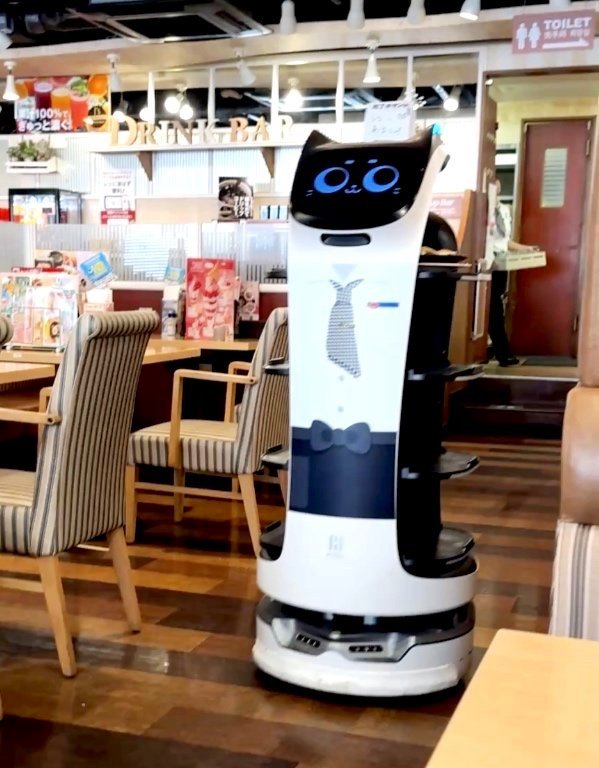 Robot Waitress Tokyo.jpg