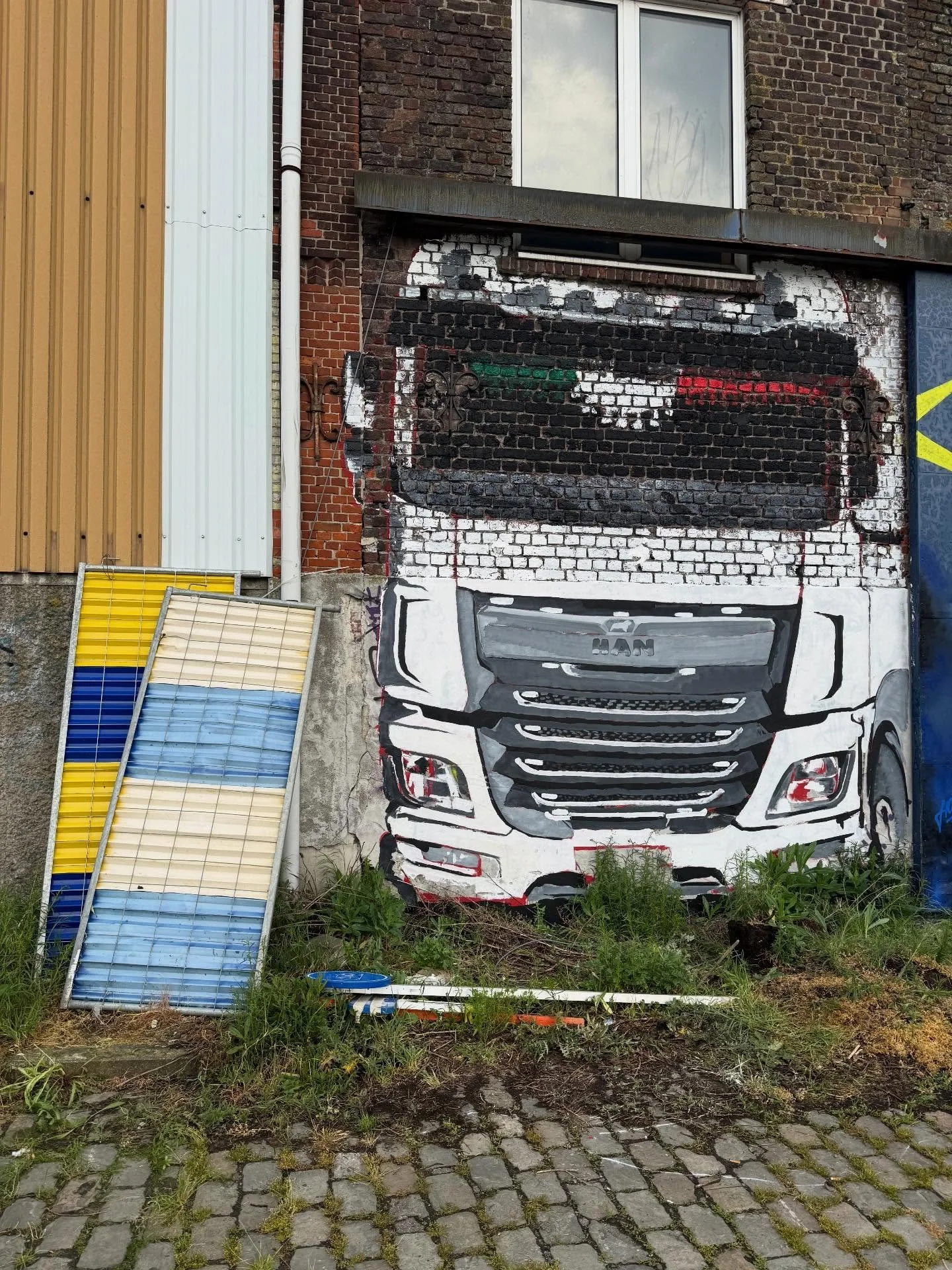 Good times with the real bad man @thomekso 

Another truck but actually I just wanted to paint the pompom curtains 😁