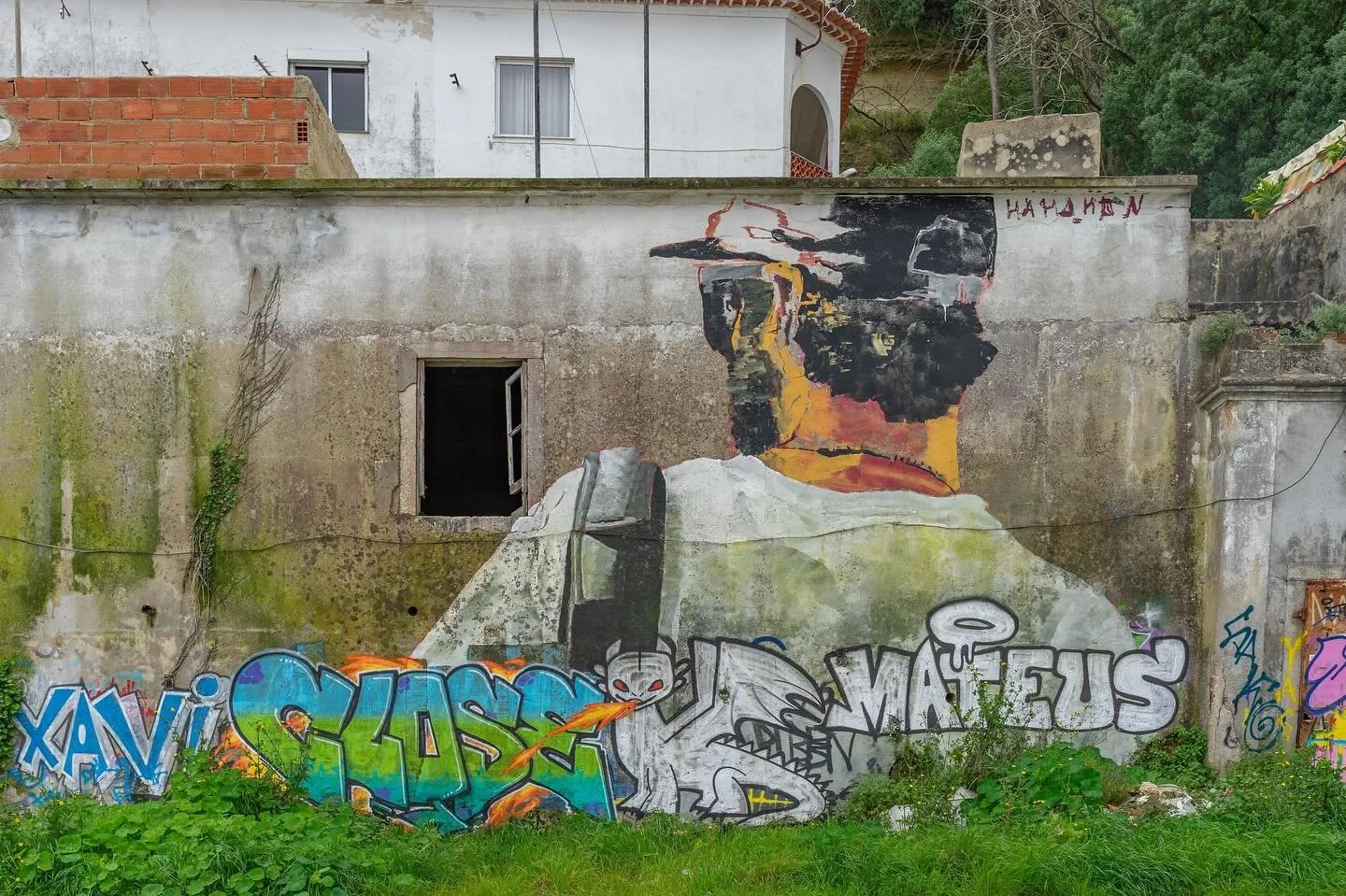So nice to see this painting aging well. 
It was spotted by @street_art_travels_  and the environment is slowly claiming it back. 

It truly was the cherry on top of an amazing roadtrip from Belgium to Portugal.
Missing Lisboa and the Lisbon cycling 