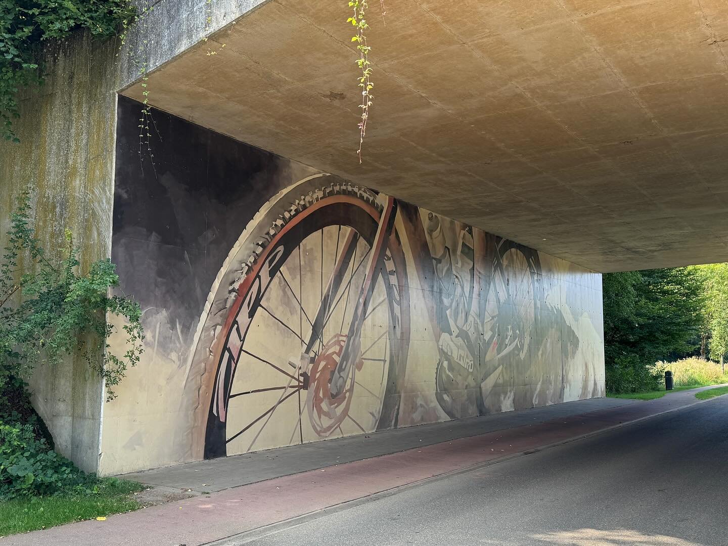 The second mural I painted this year and almost forgot about it. 

I was asked to do something with the gravel route that runs through the city. Since I love me some gravel grinding the mural had to show the same pleasure I have when I&rsquo;m on my 