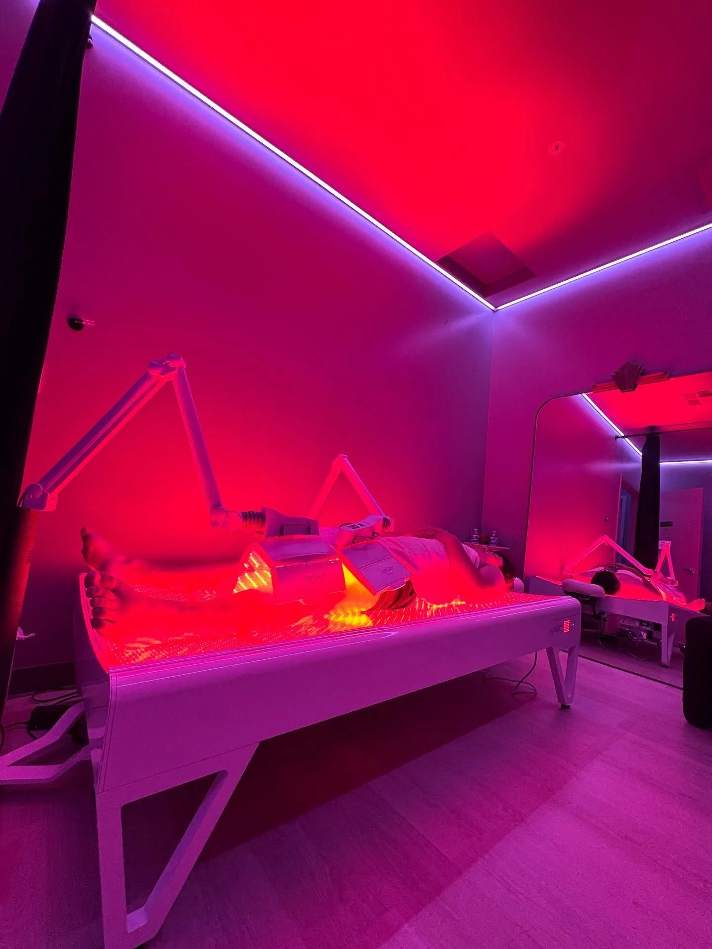 The power of LED Light Therapy:

-Relieves muscle &amp; joint pain
-Increases blood circulation
-Reduces arthritic pain and stiffness
-Accelerates post-injury recovery

#GlowHouseStudio #RedLightTherapy #GlowFam #WellnessElevated #RecoveryAndGlow #te