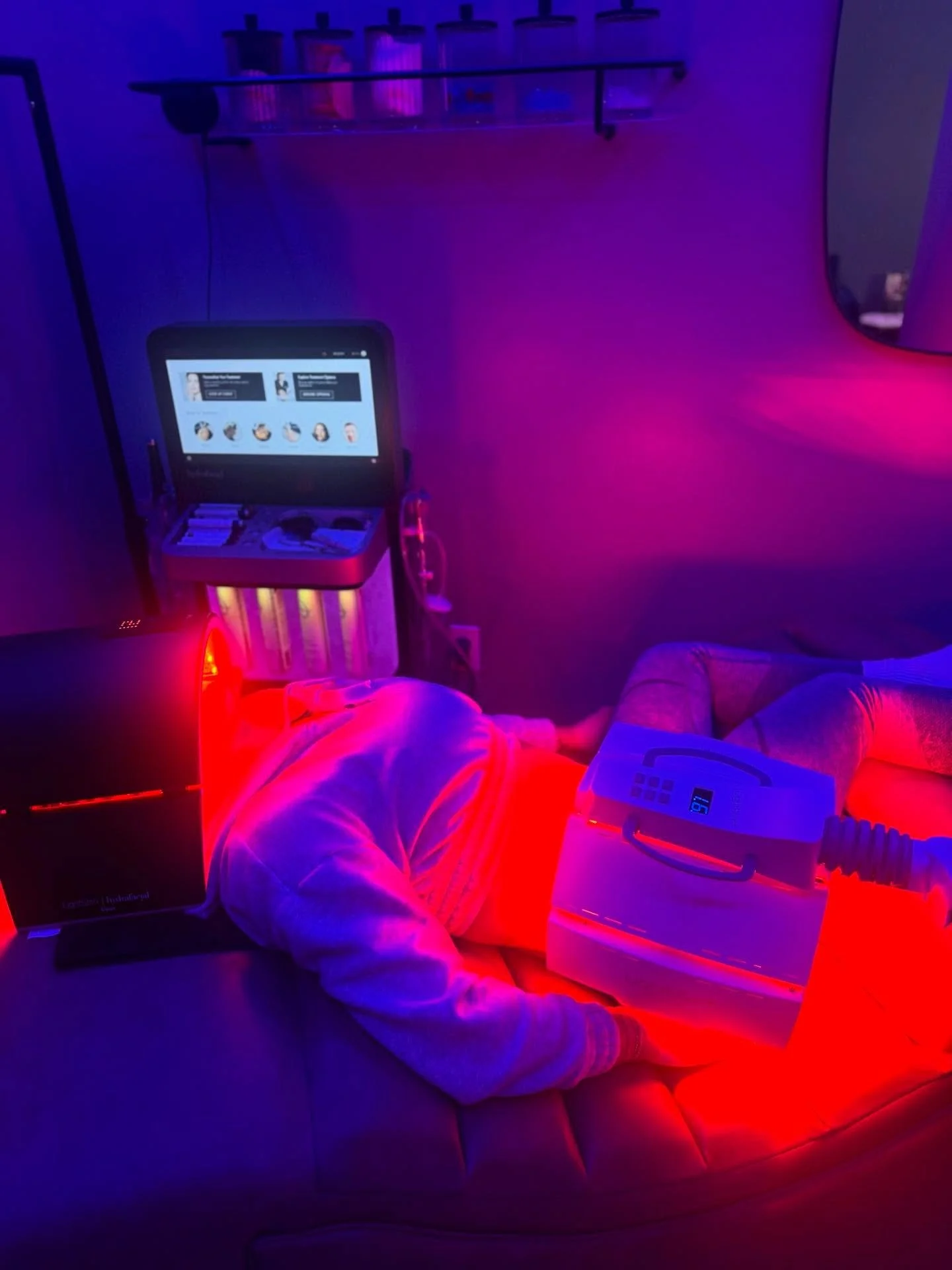 Double the Red Light, double the glow🚨✨

Light Stim Elipsa on the face while Light Stim Pain Panel on the hip, full-body repair while you relax😌

#glowhousestudio #glowhousemagic #redlight #rlt #redlighttherapy #lightstim #lightstimelipsa #antiagin