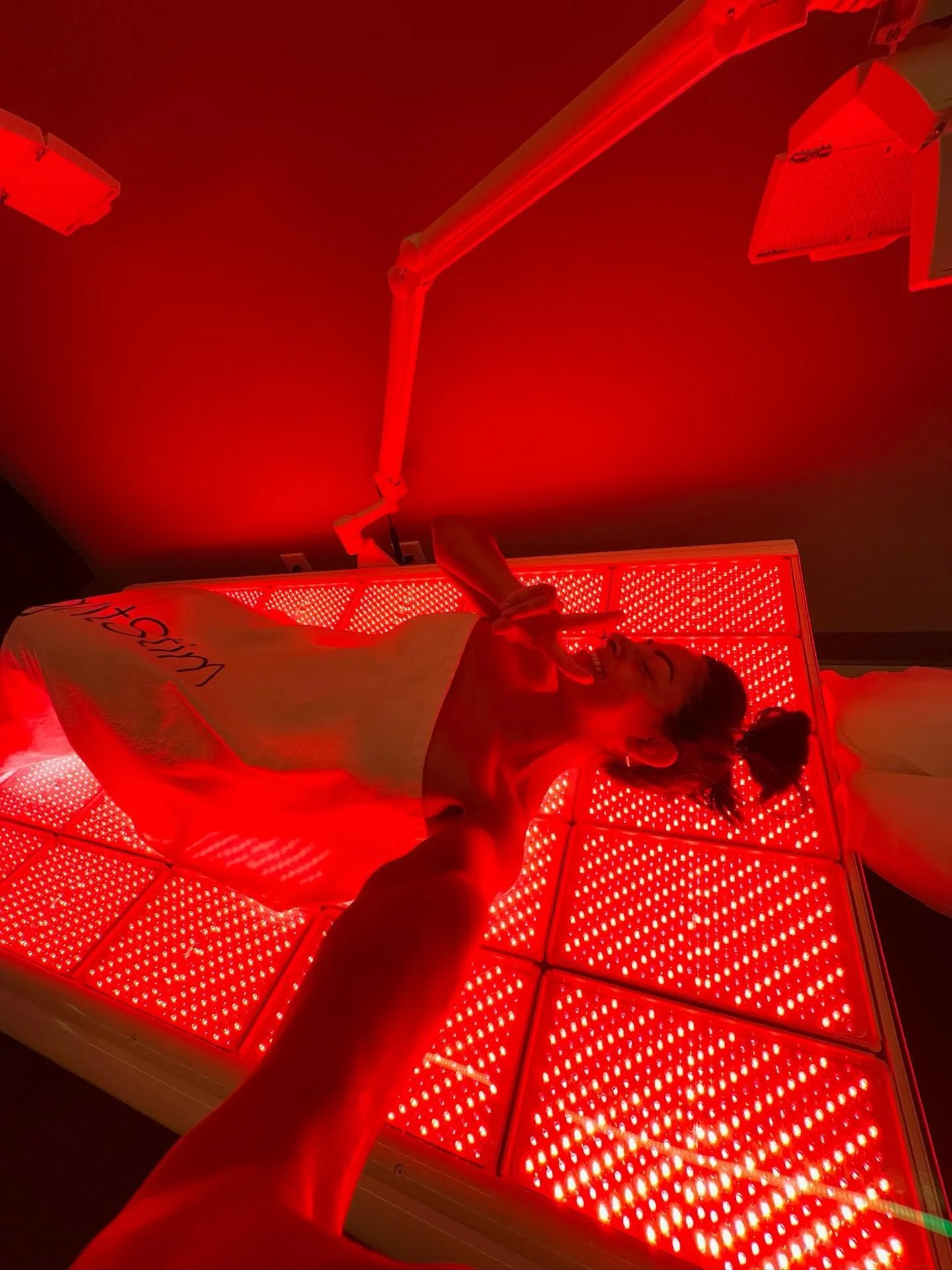 Less sunlight, more self-care✌🏽😌

Red Light = brighter mood, better sleep, and
revitalized skin all Winter long❄️✨🚨. 

#glowhousestudio #redlighttherapy #dublinca #recovery #lightstim