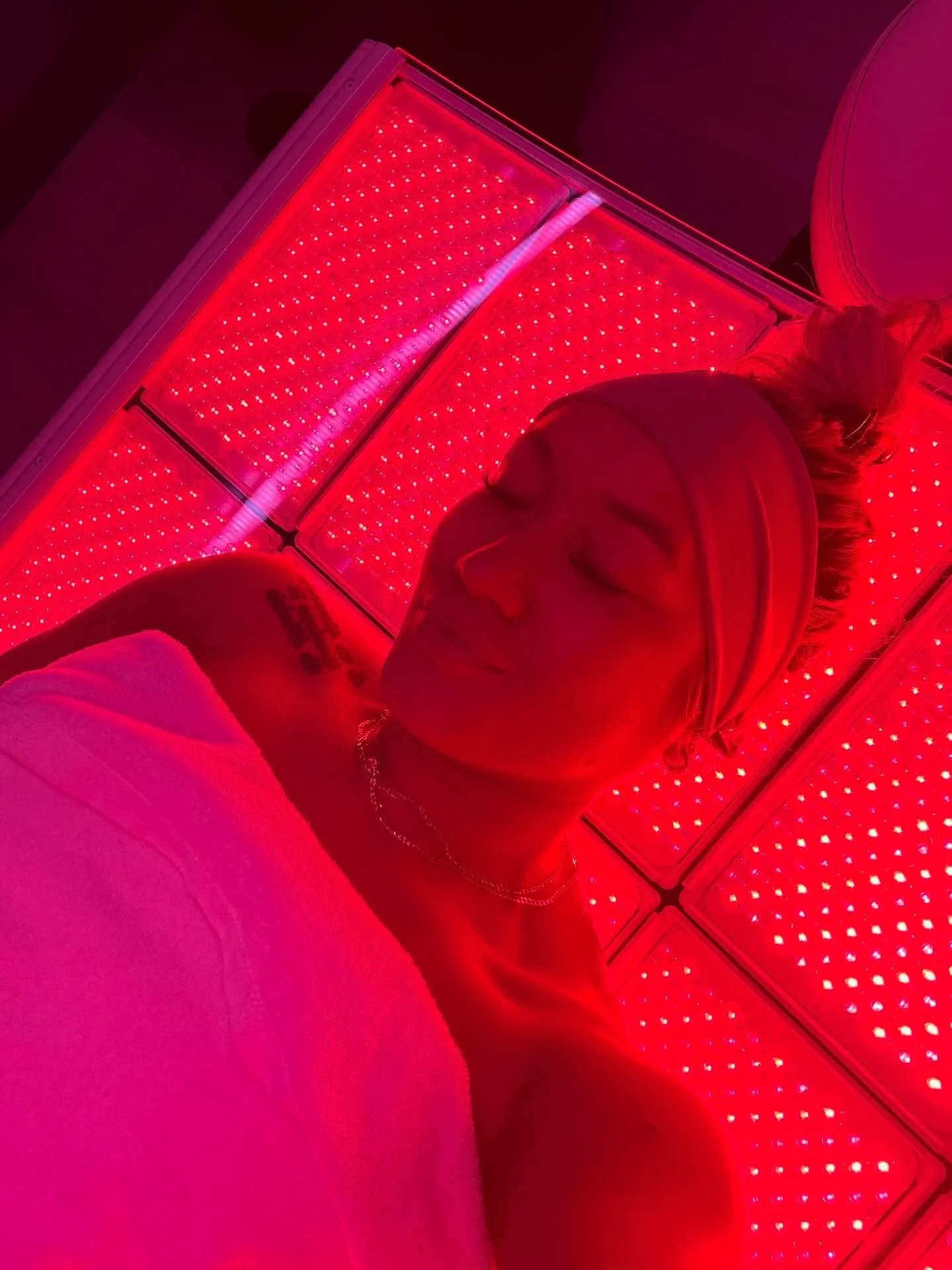 🚨POV: Your skin after consistent red light therapy...

✨More radiant skin tone
✨Smoother texture
✨Collagen support 
✨Inflammation support
✨Calms irritated skin 
✨Strengthens the skin barrier 
✨Helps give that real-life &ldquo;filtered&rdquo; look 
✨