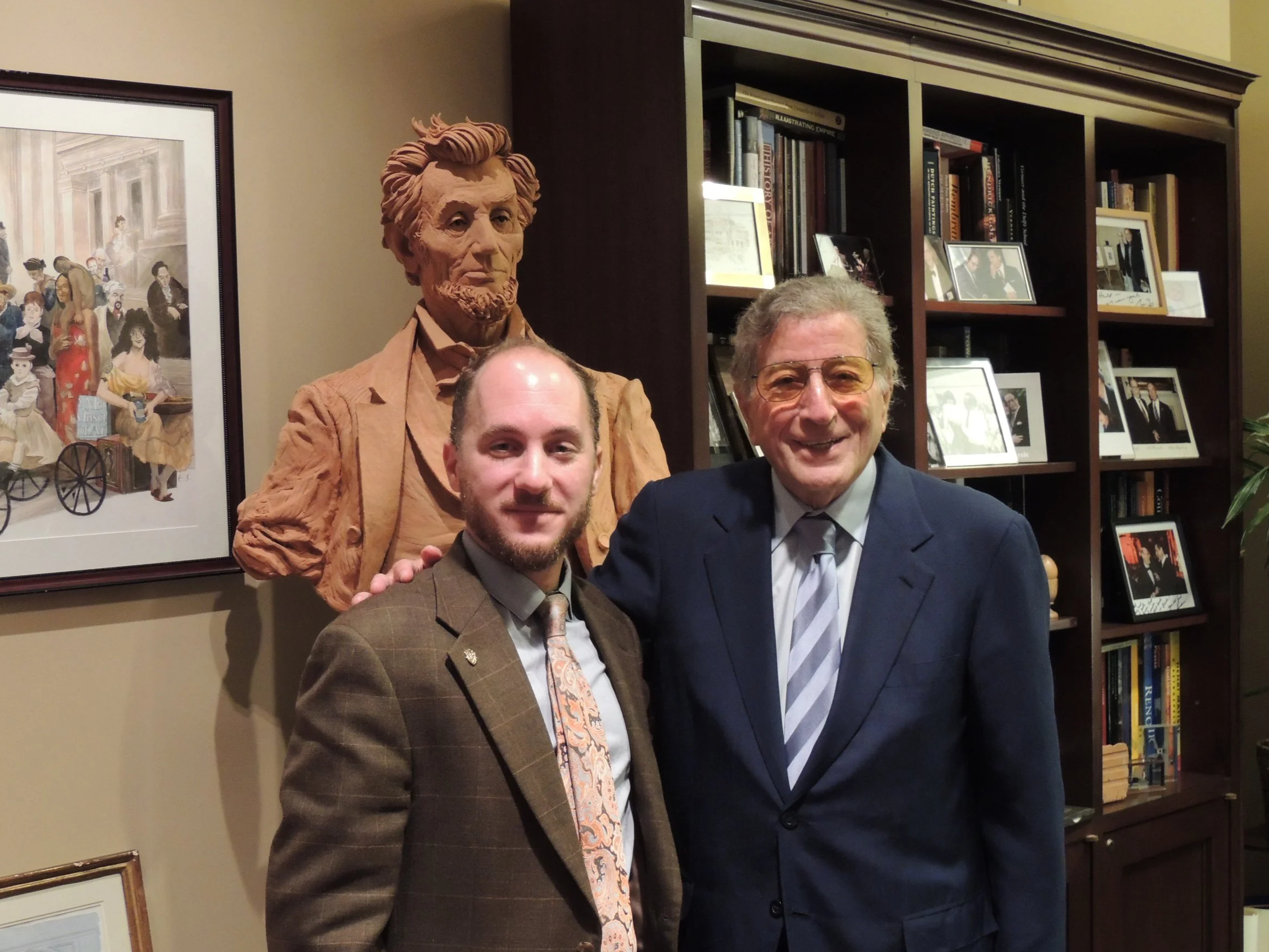 Frank+Porcu_Frank+and+Tony+Bennett+with+Frank%27s+Lincoln+statue_%C2%A92025-17.png