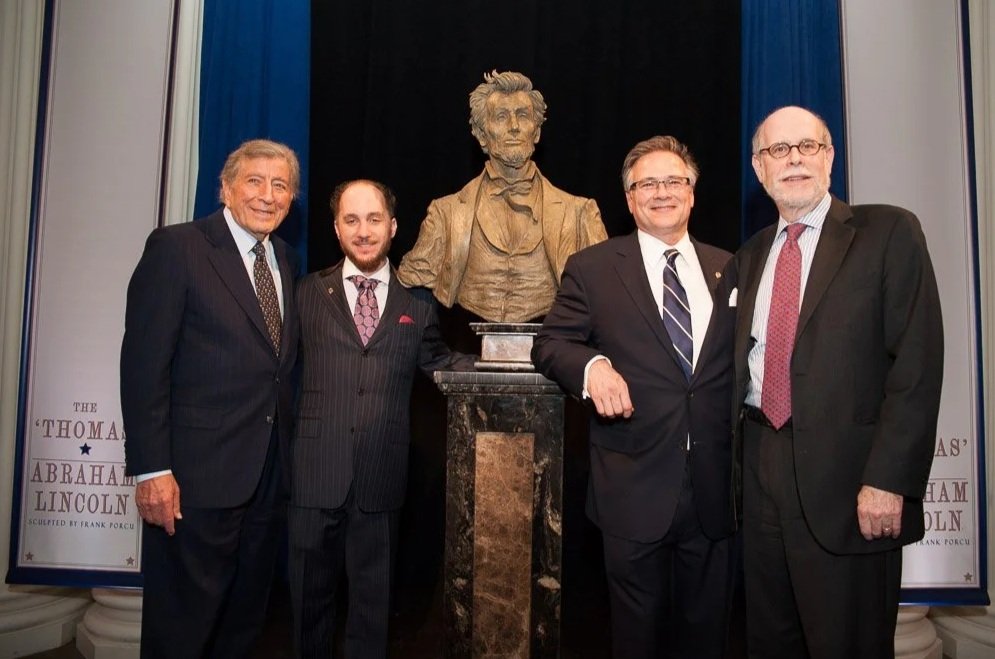 TonyBennett-HaroldHolzer-FrankPorcuNewYorkHistoricalSocietyUnveilingThomasAbrahamLincoln_22_.jpg