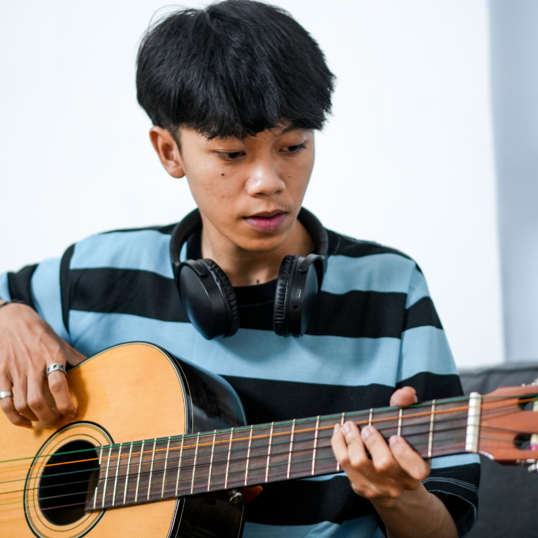 Los Angeles Music Teachers online guitar lessons reviewing tabs and basic music reading