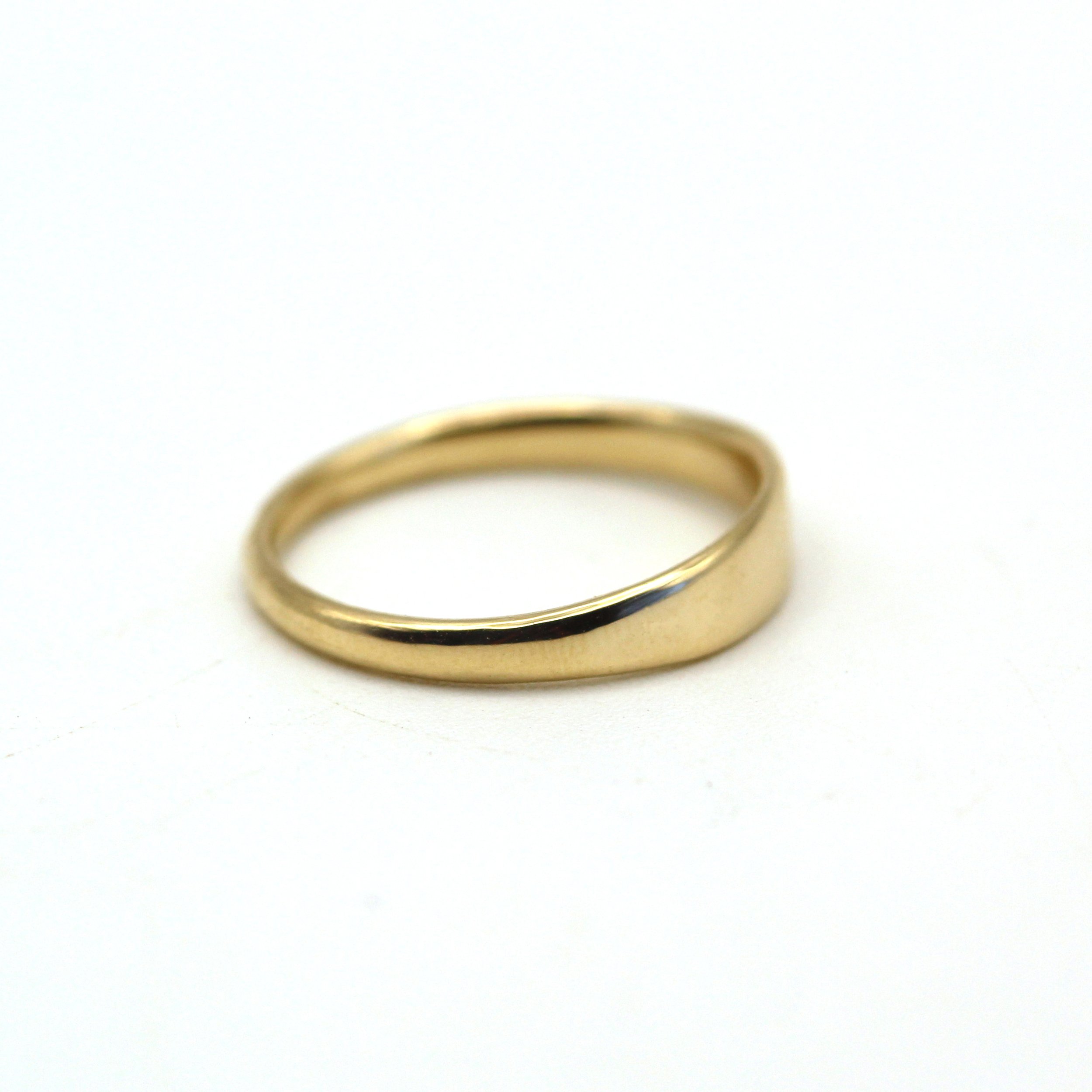 Minimalist gold ring designed for comfort and timeless harmony