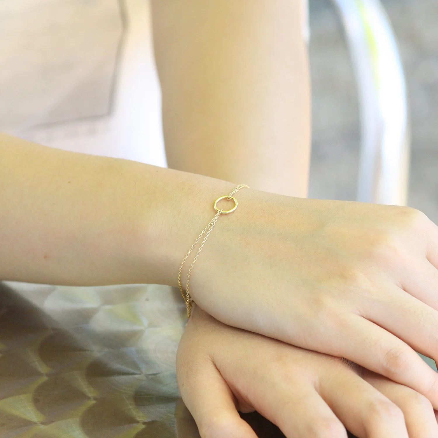 Minimalist 14K Gold Bracelet with Circle Charm – Timeless Jewelry