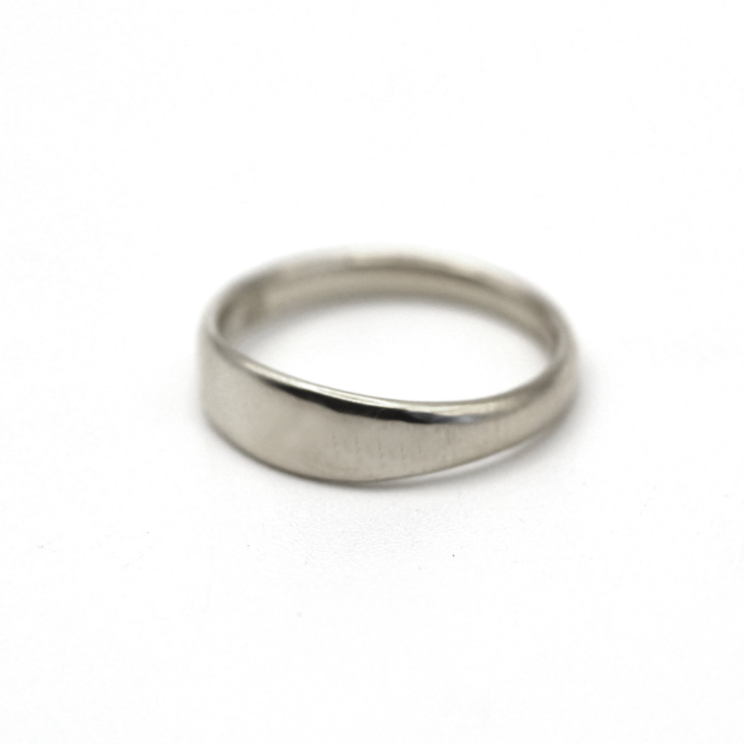 Comfortable solid gold band with a minimalist gentle curve