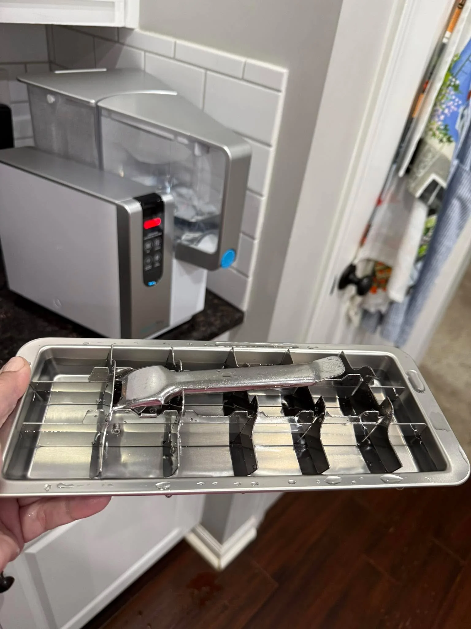 💧🧊Clean Water, Clean Ice, Zero Microplastics 🧊💧
I switched to this AquaTru water purifier for ultra-clean, great-tasting water but realized my freezer ice was sneaking microplastics right back in. Nope! 🙅&zwj;♀️

Instead, I grabbed this stainles