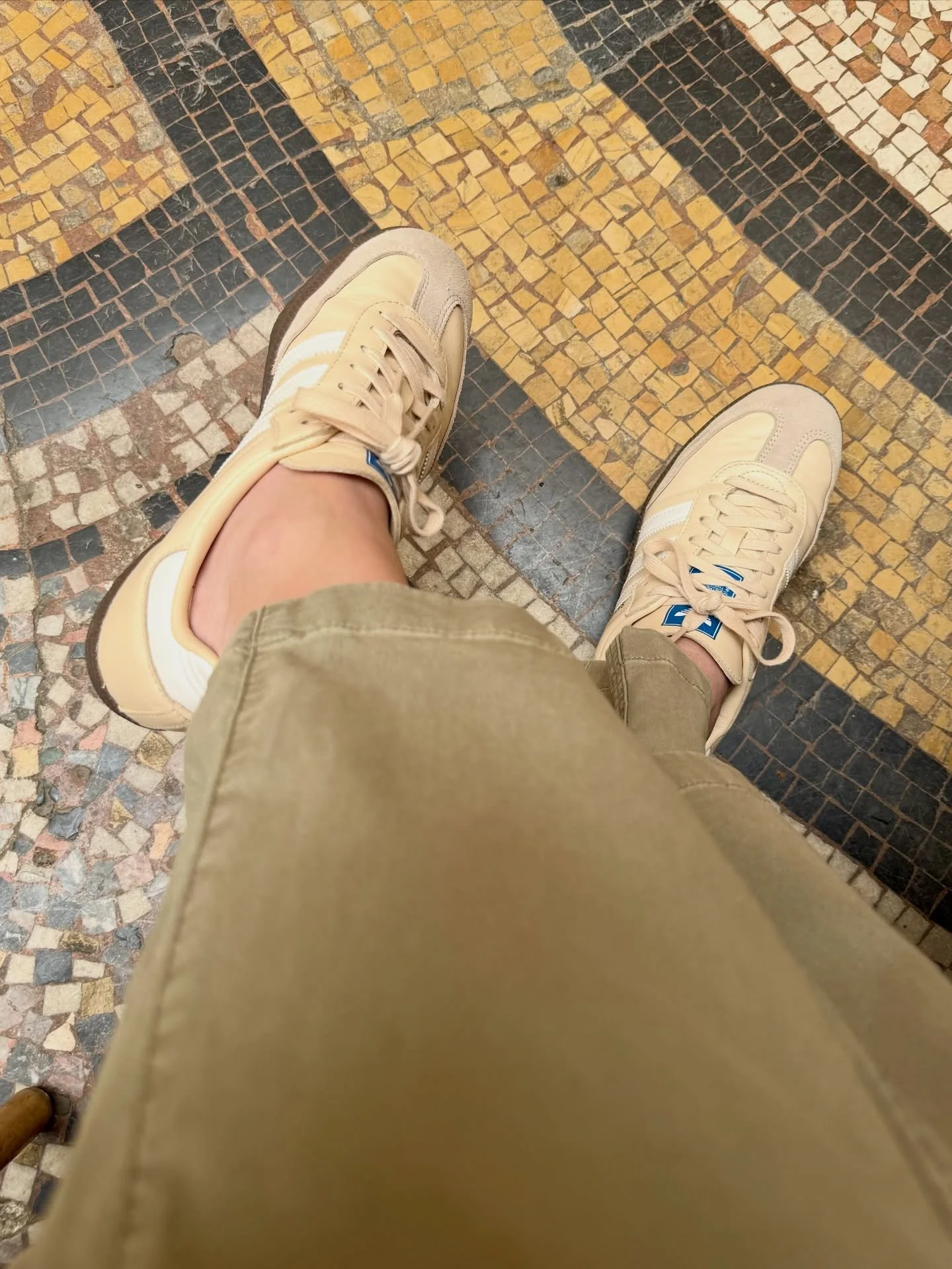 I brought 6 pairs of shoes on this trip&hellip;and these are the ones that have been winning 🫶🏻

The OG Sambas from Adidas have been on my feet every single day &mdash; full walking days, no breaks &mdash; and my feet have been completely fine.

No