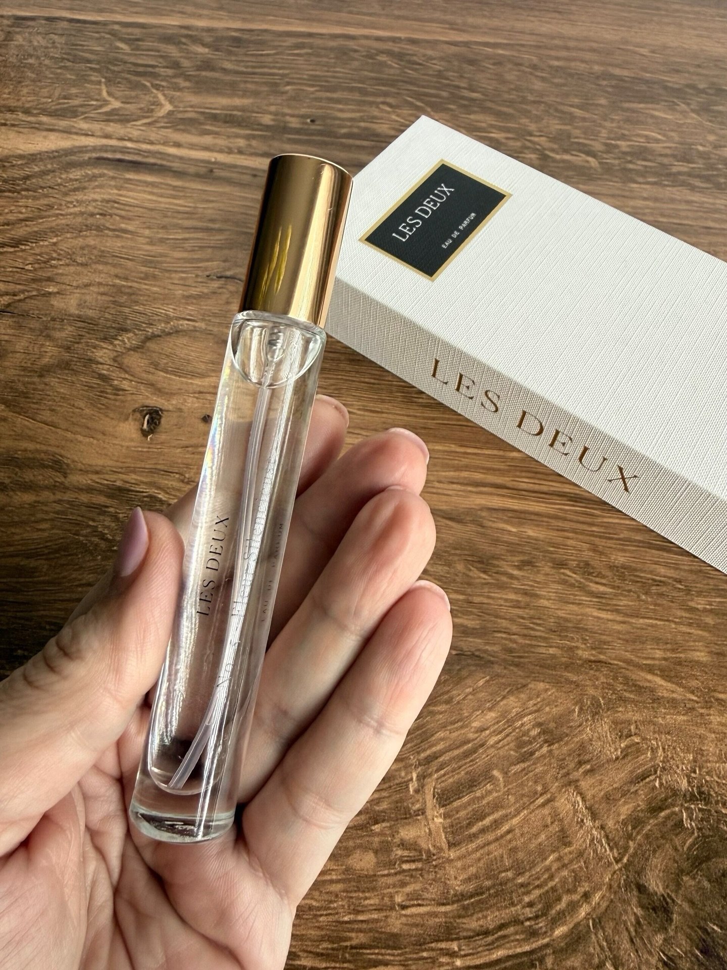 This is one of those little things that makes everyday life feel a bit more&hellip;Parisian ✨

I&rsquo;ve been keeping this Les Deux No. 5 travel perfume in my bag and it&rsquo;s become my go-to before heading out the door or stepping into a caf&eacu