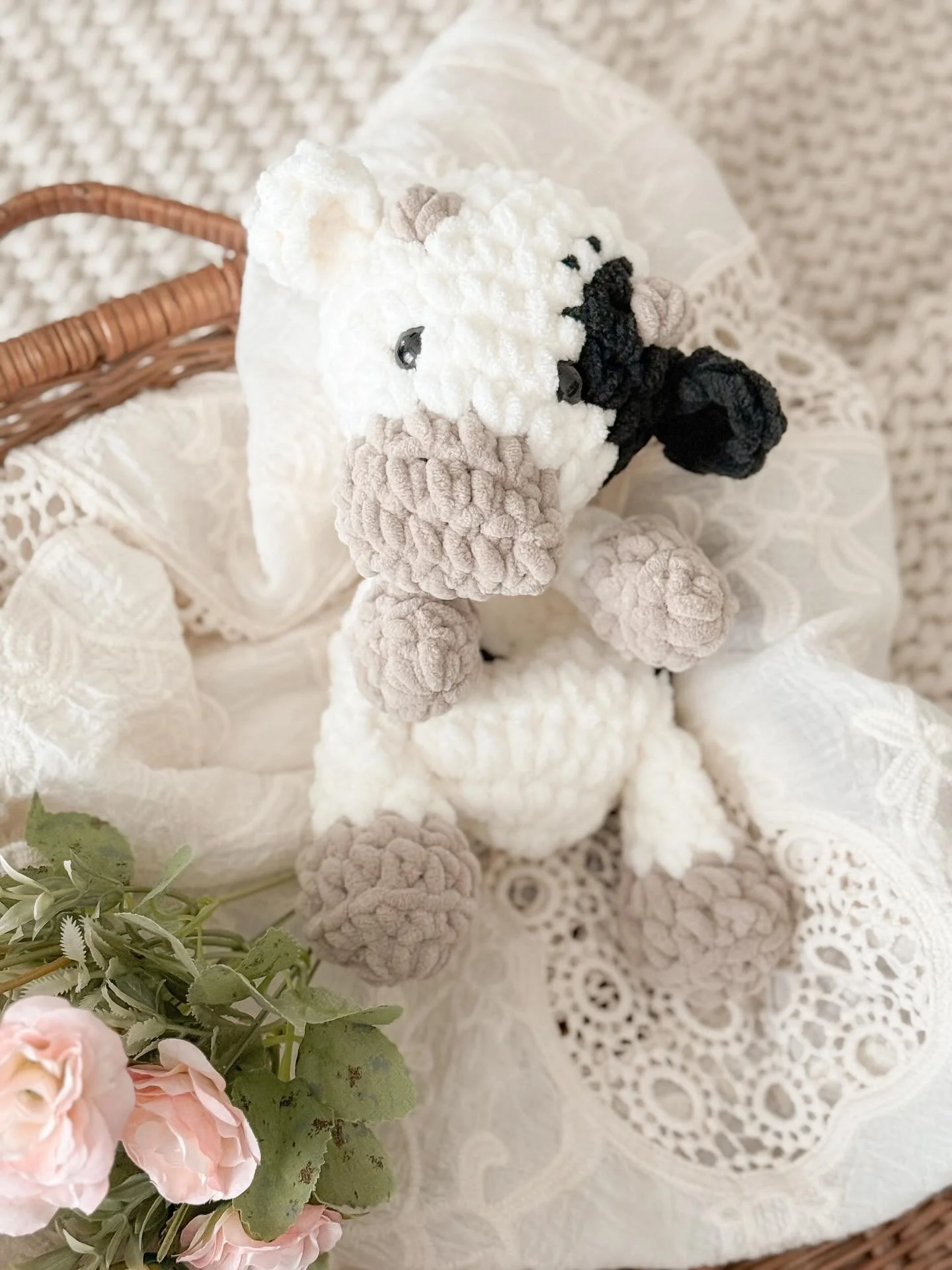 C O W  L O V E Y 🤎

This sweet little snuggler always makes me smile. I&rsquo;m not ashamed to say that I have over 20 cow patterns and I love them all so so much 🐮 

Pattern: @raven.jadeco 
Yarn: @bernatyarn 

#crochet #amigurumi #handmade #croche