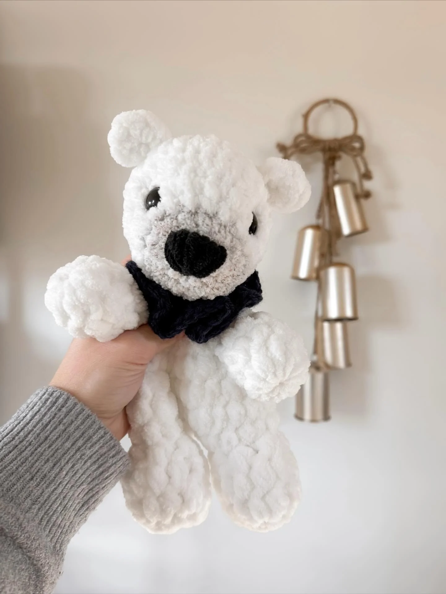 P O L A R  B E A R  L O V E Y 🤎

This little guy immediately stole my heart and now 6 snuggly bears will be available this weekend at @marketninetyfour ✨

Pattern: @bkaycrochet 
Yarn: @bernatyarn 

#crochet #amigurumi #handmade #crochetplushie #croc