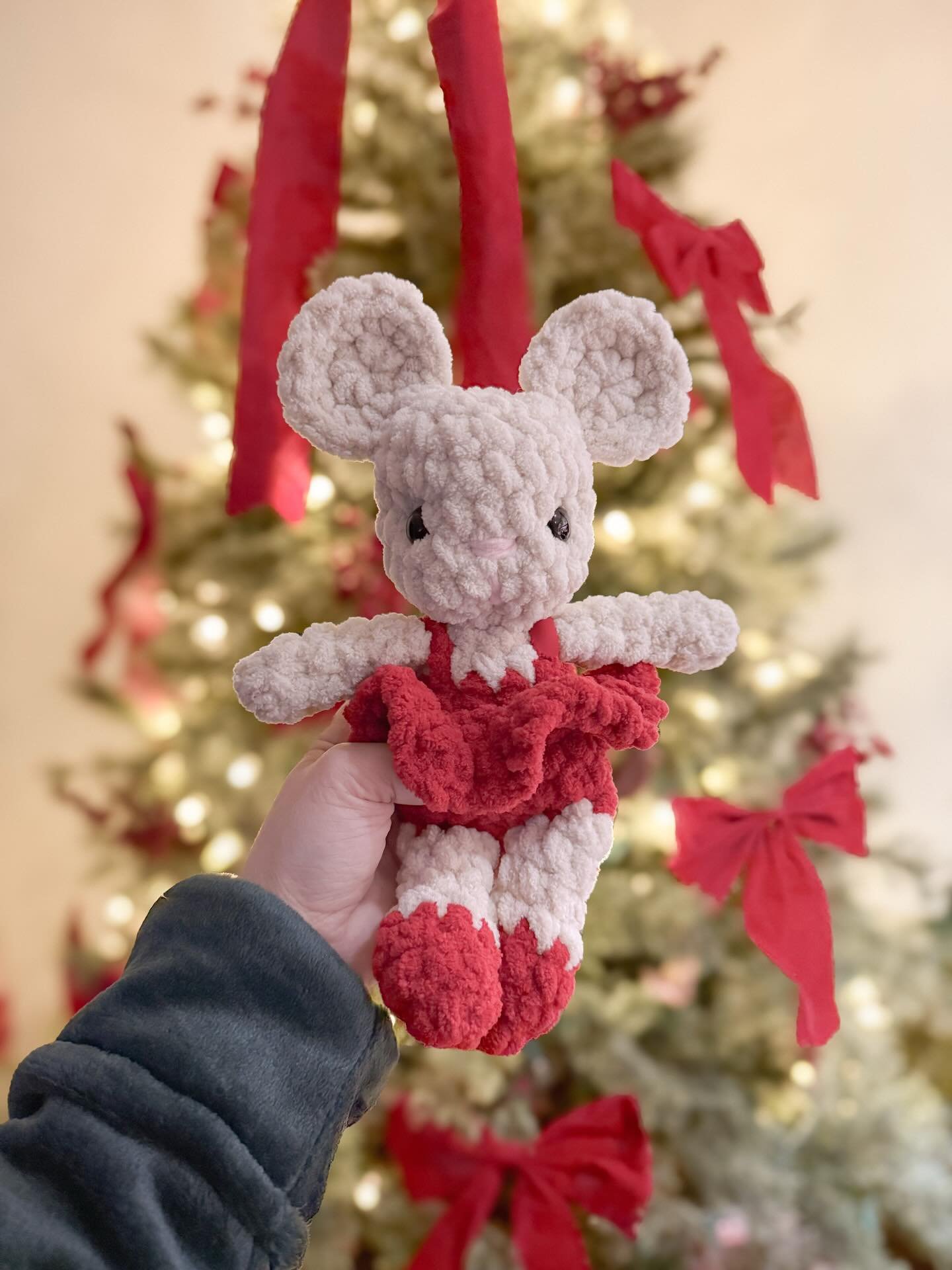 F A B L E  B A B Y  M O U S E 🤎 

Fable baby #3 is here! Brie the baby mouse is ready for Christmas, are you? 🎄

#crochet #amigurumi #handmade #crochetersofinstagram #crochetplush #crochetmouse #fablebabies