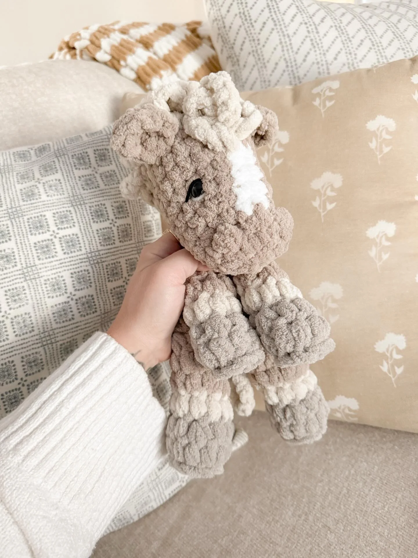 P A Y L I N  P O N Y 🤎

I finally got around to making this sweet lovey and I can&rsquo;t get over her little face 🥹 Such an adorable pattern by @bkaycrochet