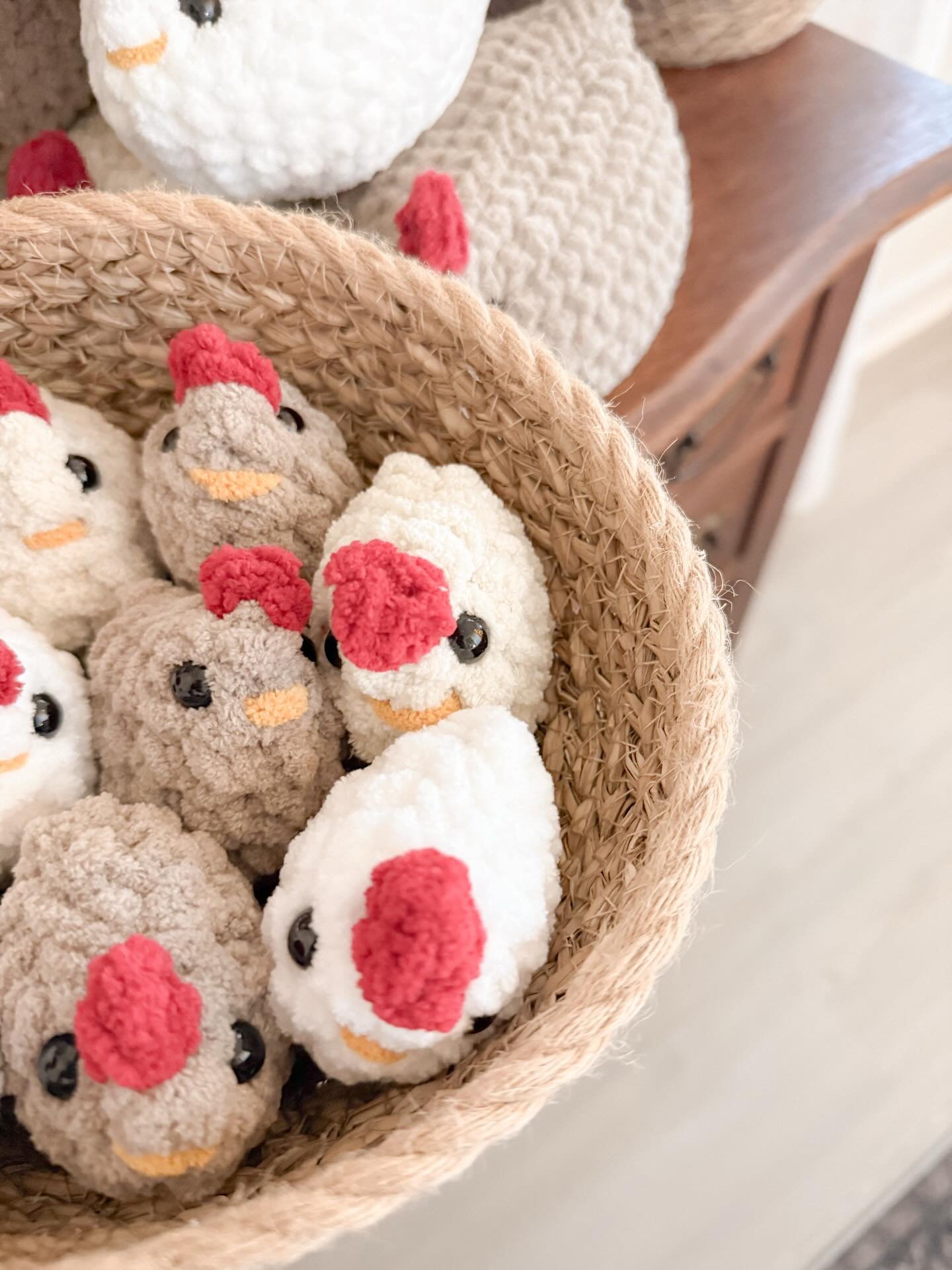 T I N Y  C H I C K E N S 🤎

These mama + baby chickens are ultra-soft and irresistibly squishy, perfect for gentle play 🫶🏻

The mama chicken is round, cuddly, and full of personality, while her sweet baby chicks nestle right alongside her&mdash;ju