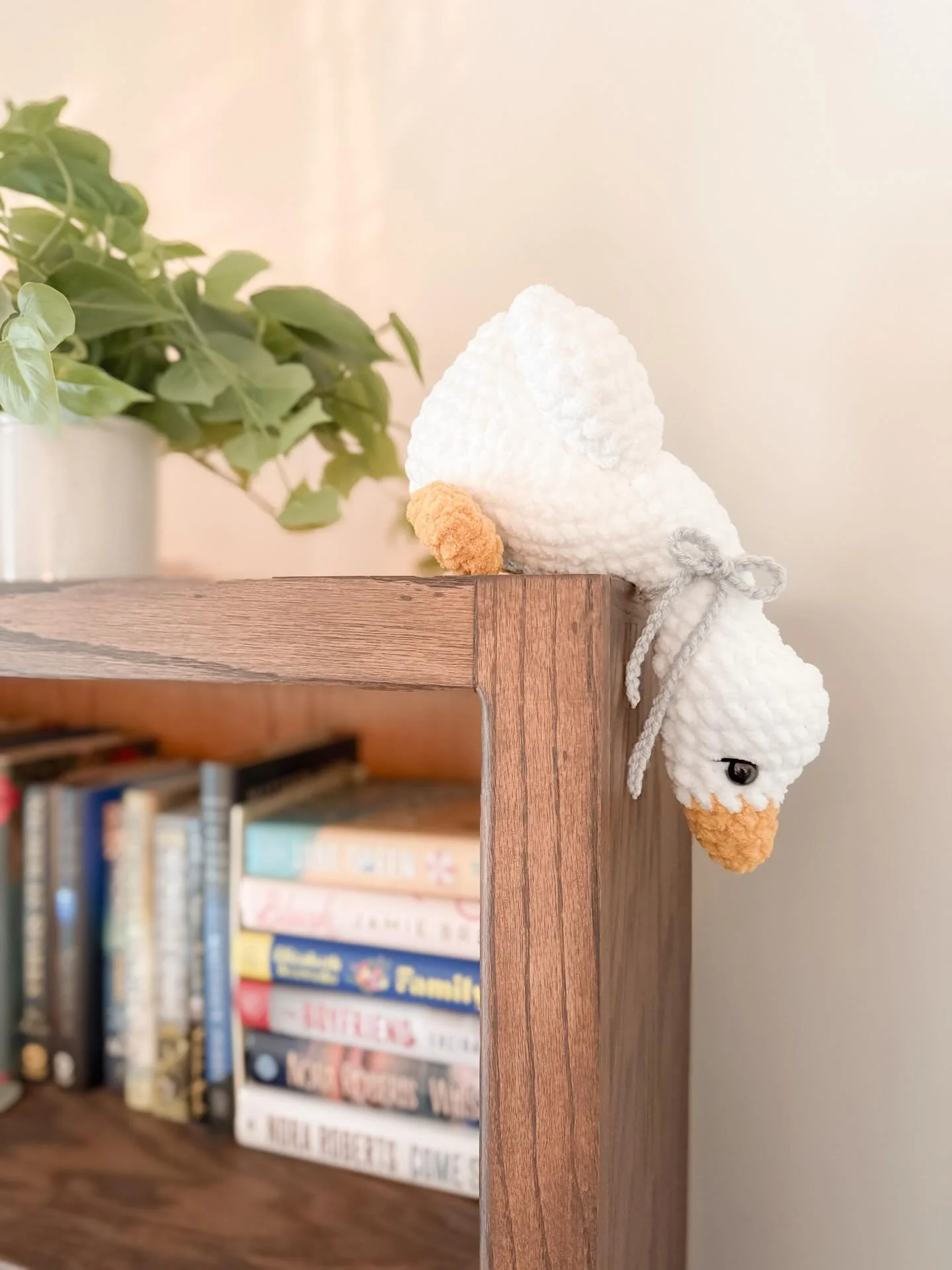 This sweet little shelf gosling will be making her debut at my upcoming market in @downtownkannapolisinc at @sweetestbeginnings in a few weeks - details coming soon!🪿🎀✨

Handmade by me @linenandloops 
Pattern by @crochetgrove 
Yarn by @bernatyarn 
