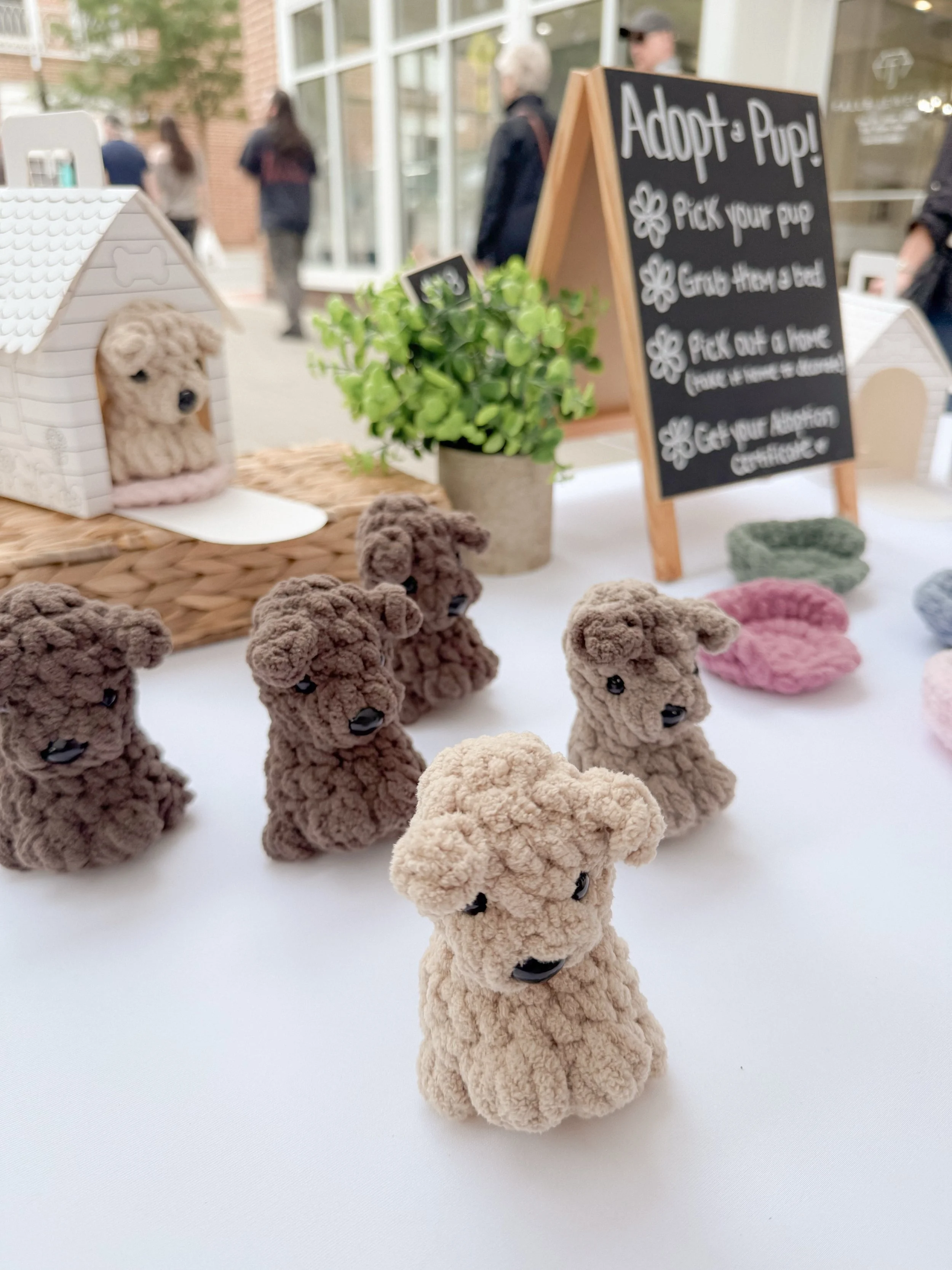 A D O P T  A  P U P 🐾 

I&rsquo;ve gotten a ton of messages and comments about my &ldquo;Adopt a Pup&rdquo; station which SOLD OUT at my most recent market, so here&rsquo;s all the details! 🐶 

🐾 FREE puppy pattern by @thegirlwhoknots 
🐾 FREE bed