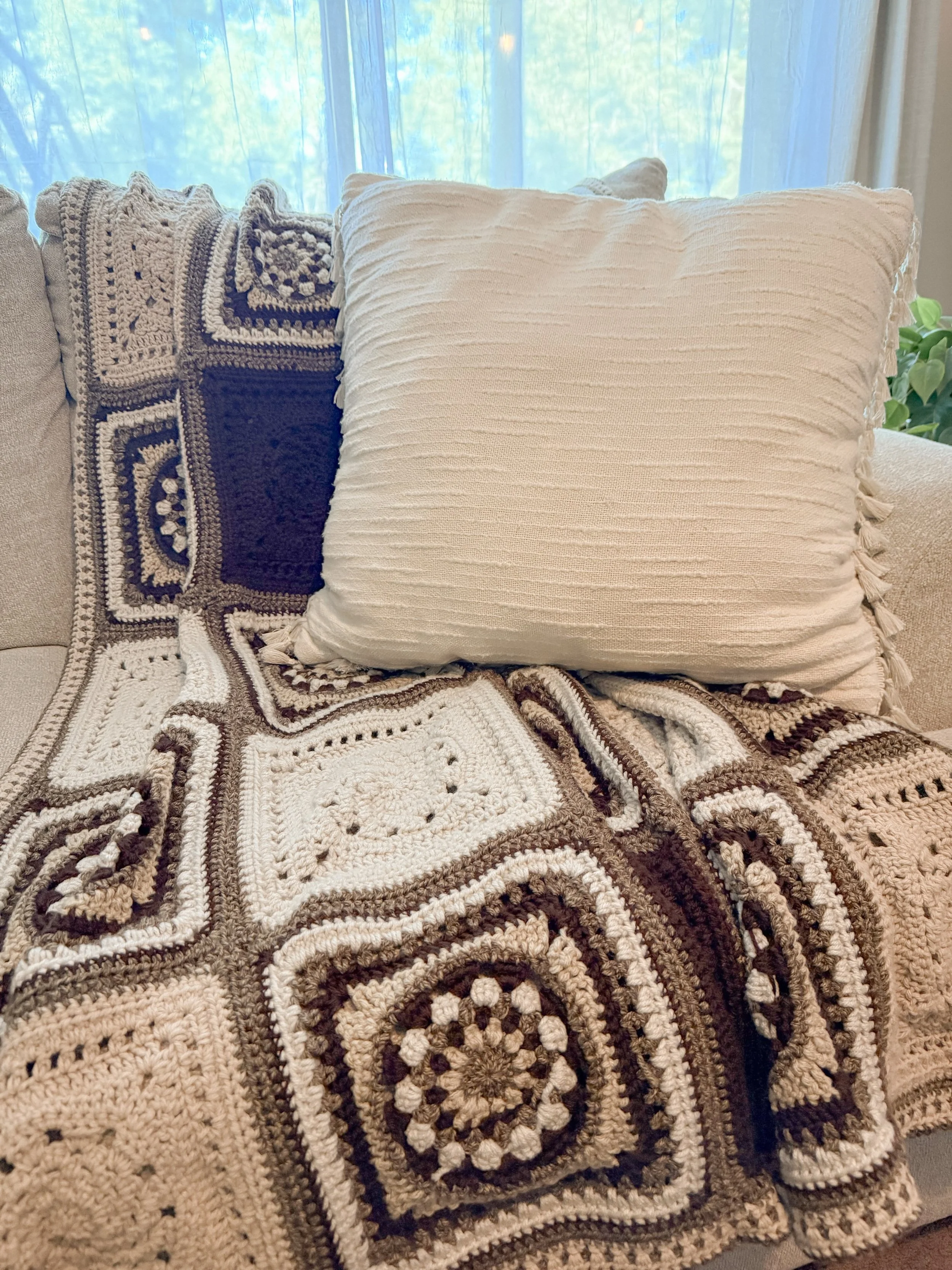 M Y  F I R S T  B L A N K E T ✨ 

Y&rsquo;all.. I stepped out of my comfort zone and applied to test this gorgeous blanket and I am so glad I did. It took me roughly 3 weeks and I absolutely LOVE the way it turned out. 

The Stone Hollow Blanket Patt