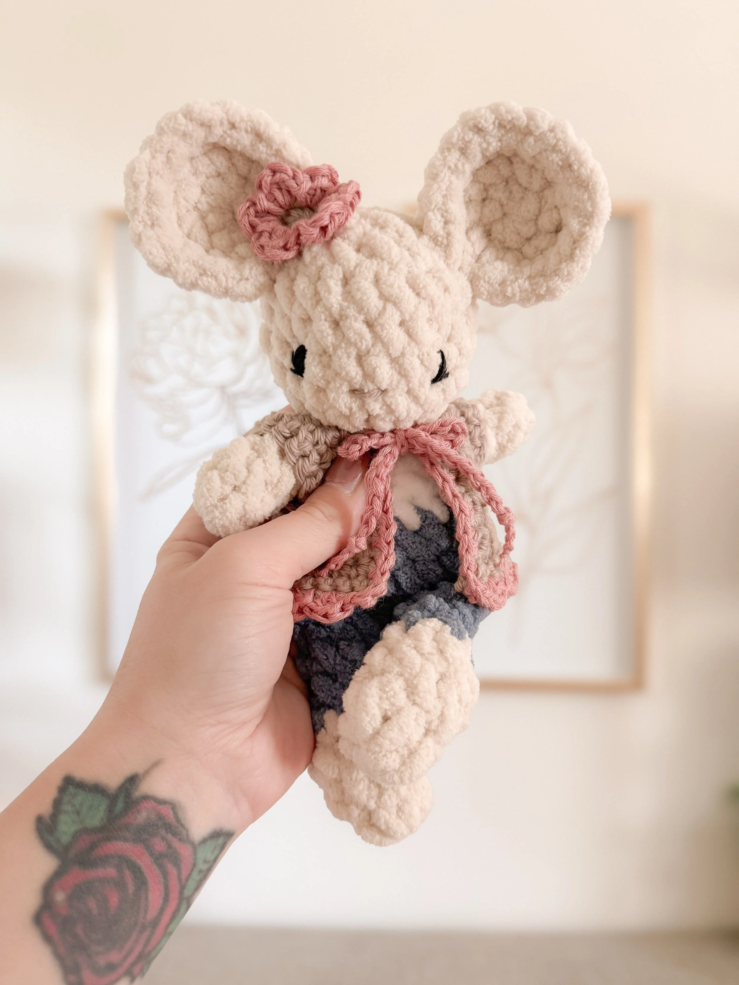 B A B Y  B R I E  M O U S E ✨

I&rsquo;m having so much fun dressing up these sweet little @oakandmarlow dolls with these adorable little outfits by @wilma.and.lottie 🤭

What&rsquo;s on your hook today?

#crochet #amigurumi #crochetmouse #mousedoll 